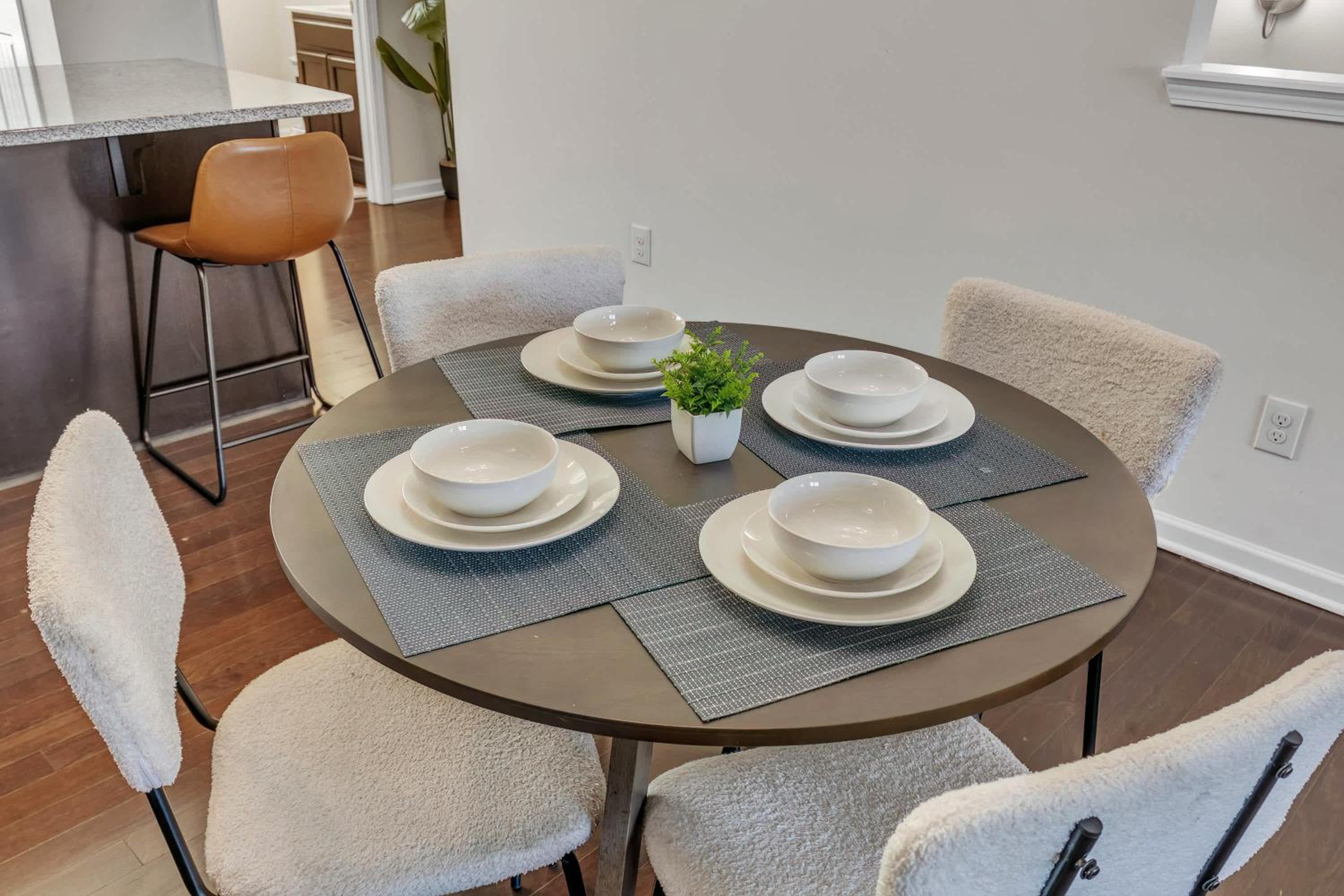 Upscale King 3BR Townhouse Mins to Downtown!