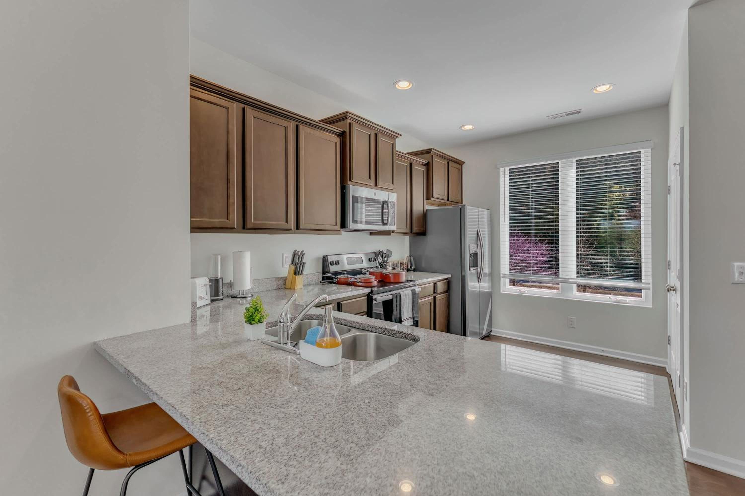 Upscale King 3BR Townhouse Mins to Downtown!