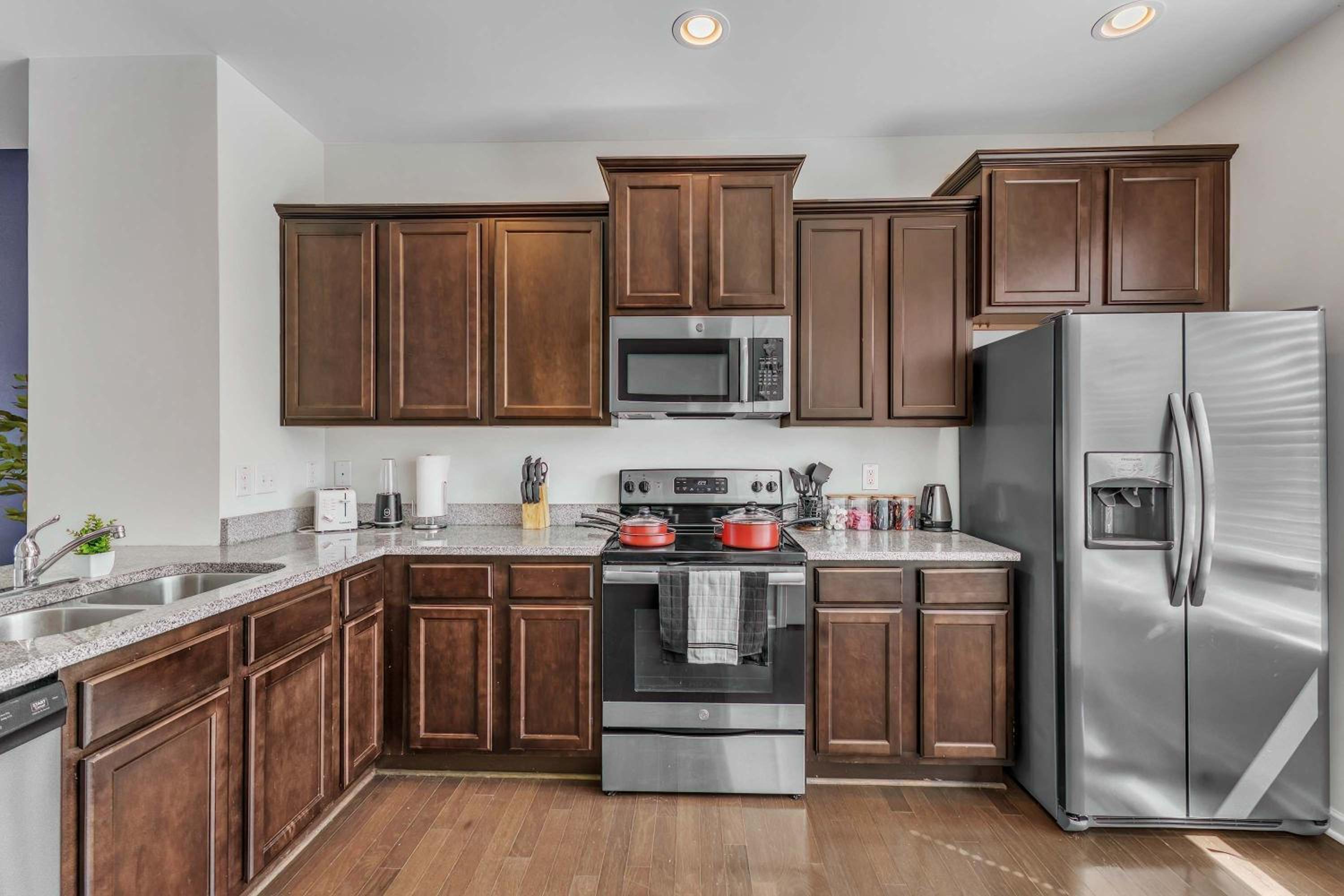 Upscale King 3BR Townhouse Mins to Downtown!