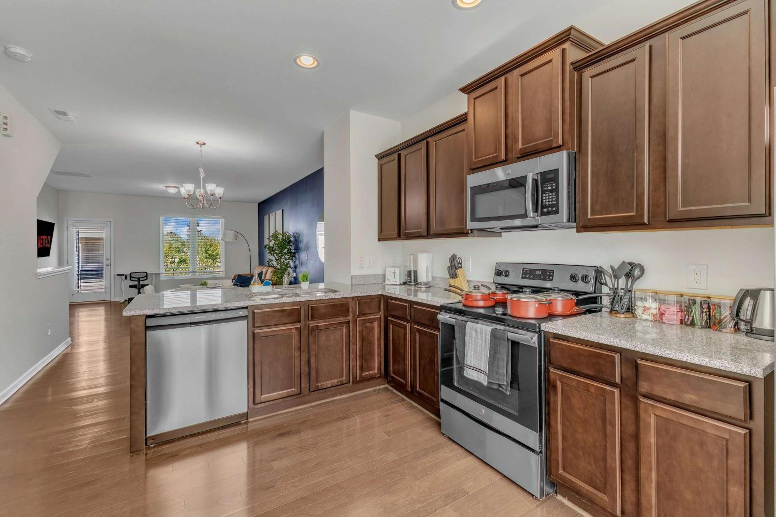 Upscale King 3BR Townhouse Mins to Downtown!