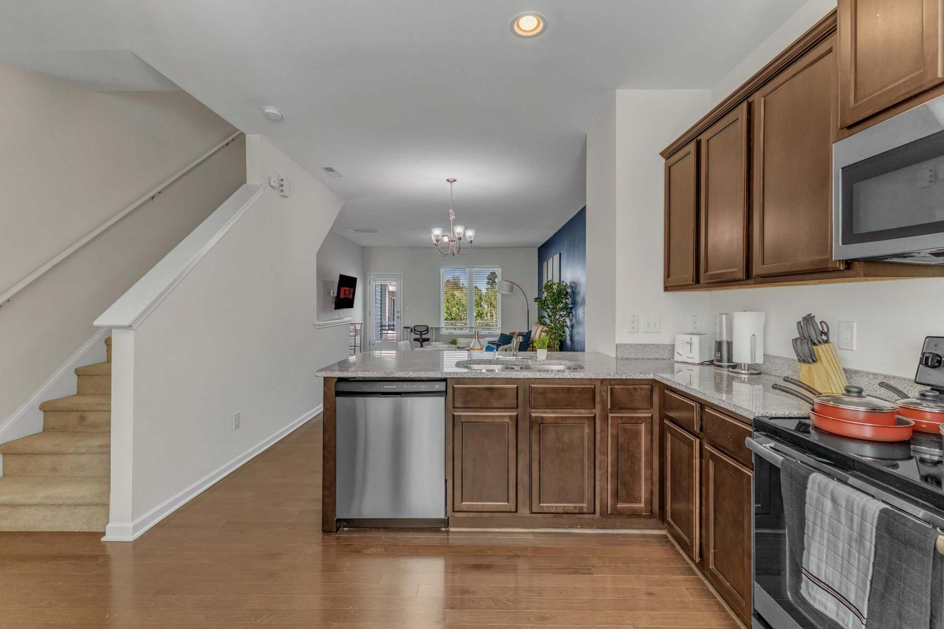 Upscale King 3BR Townhouse Mins to Downtown!