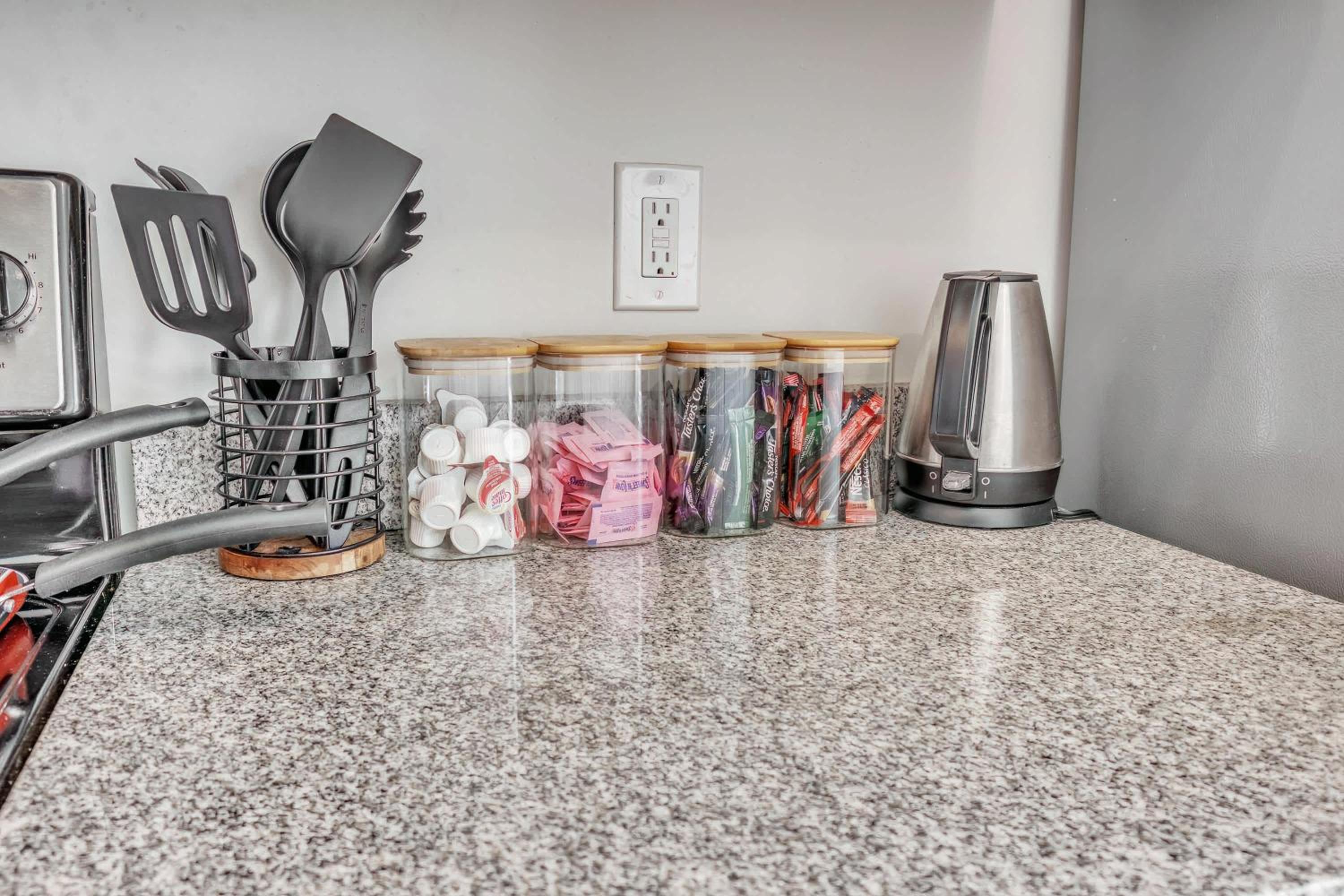 Upscale King 3BR Townhouse Mins to Downtown!