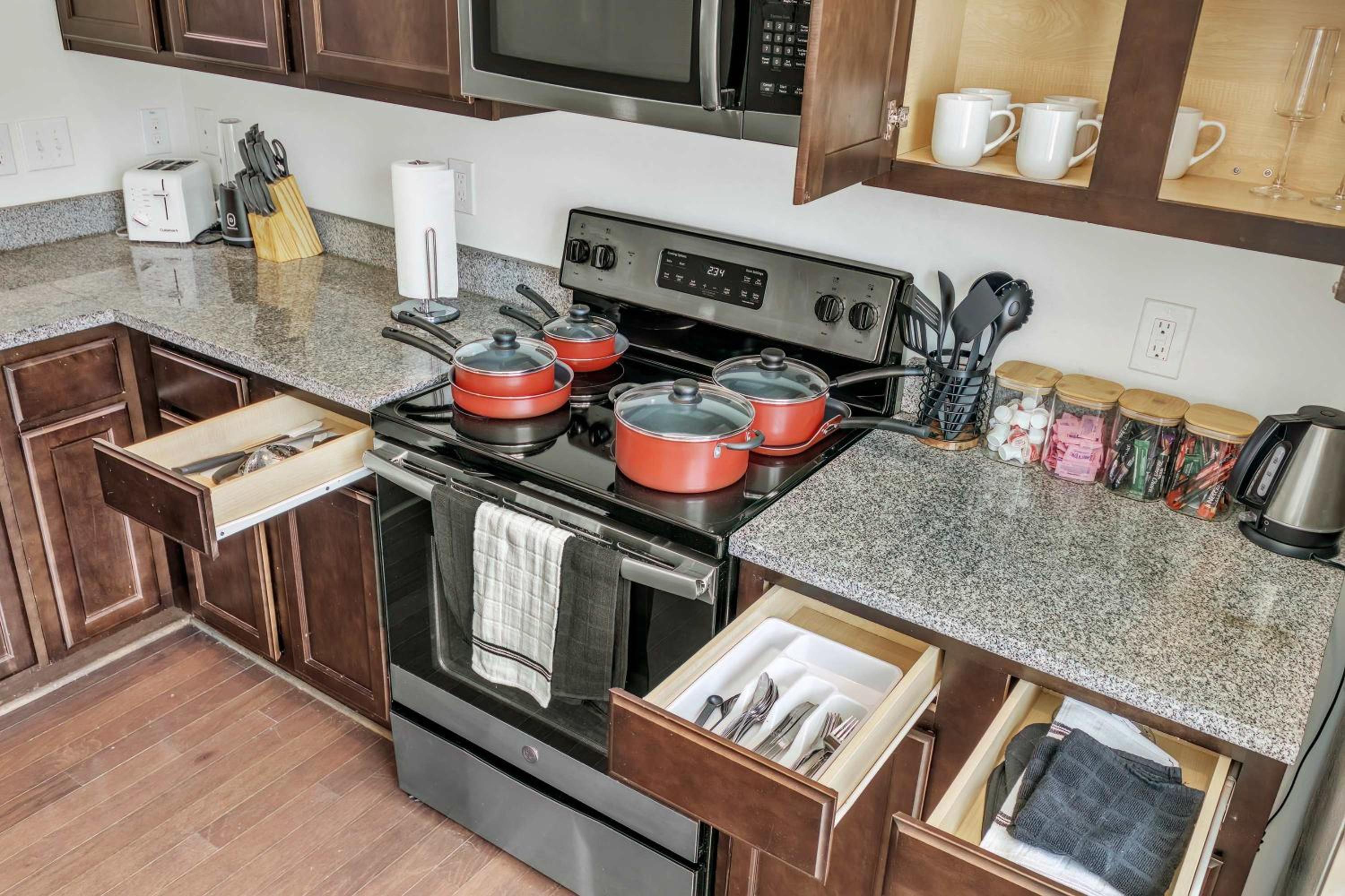 Upscale King 3BR Townhouse Mins to Downtown!