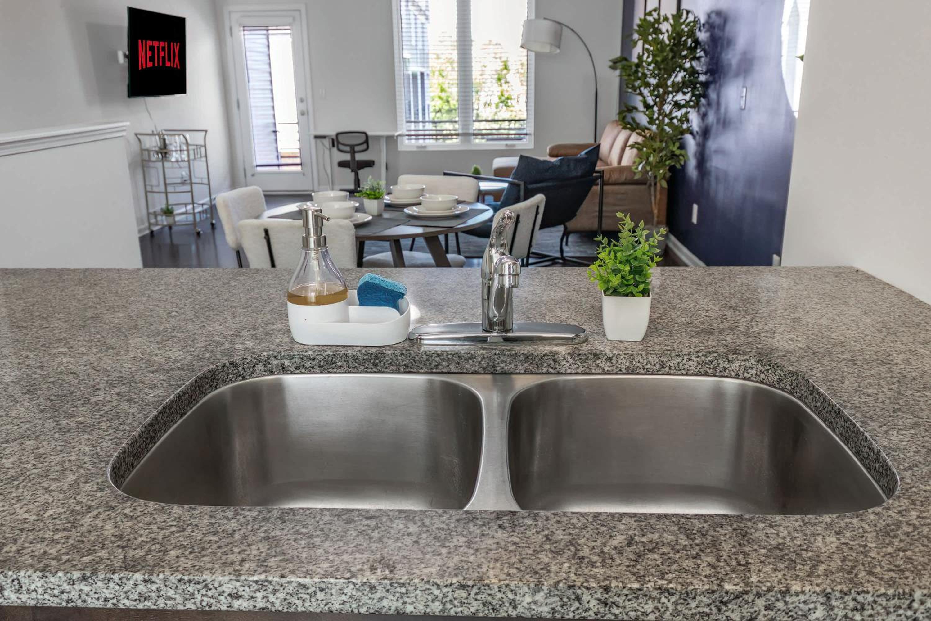 Upscale King 3BR Townhouse Mins to Downtown!