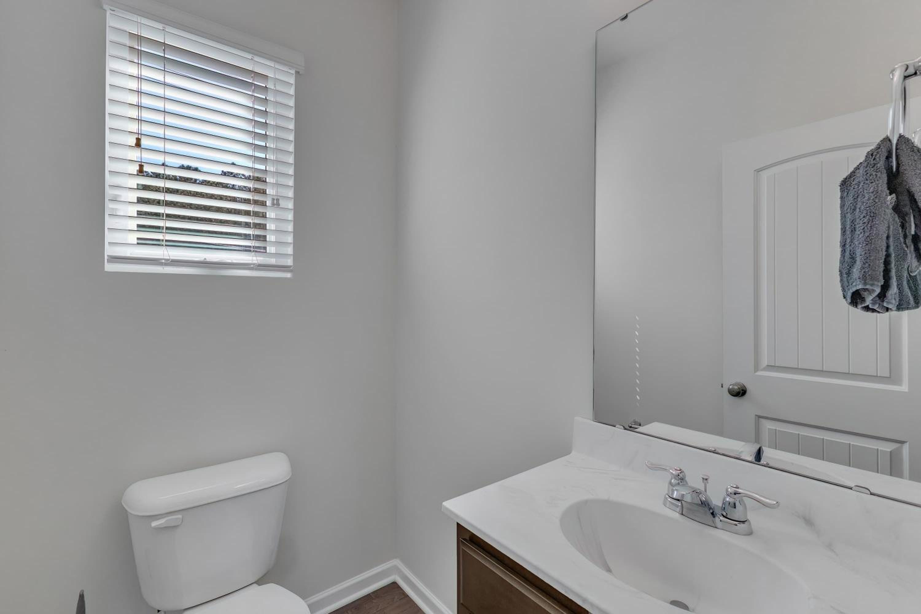 Upscale King 3BR Townhouse Mins to Downtown!