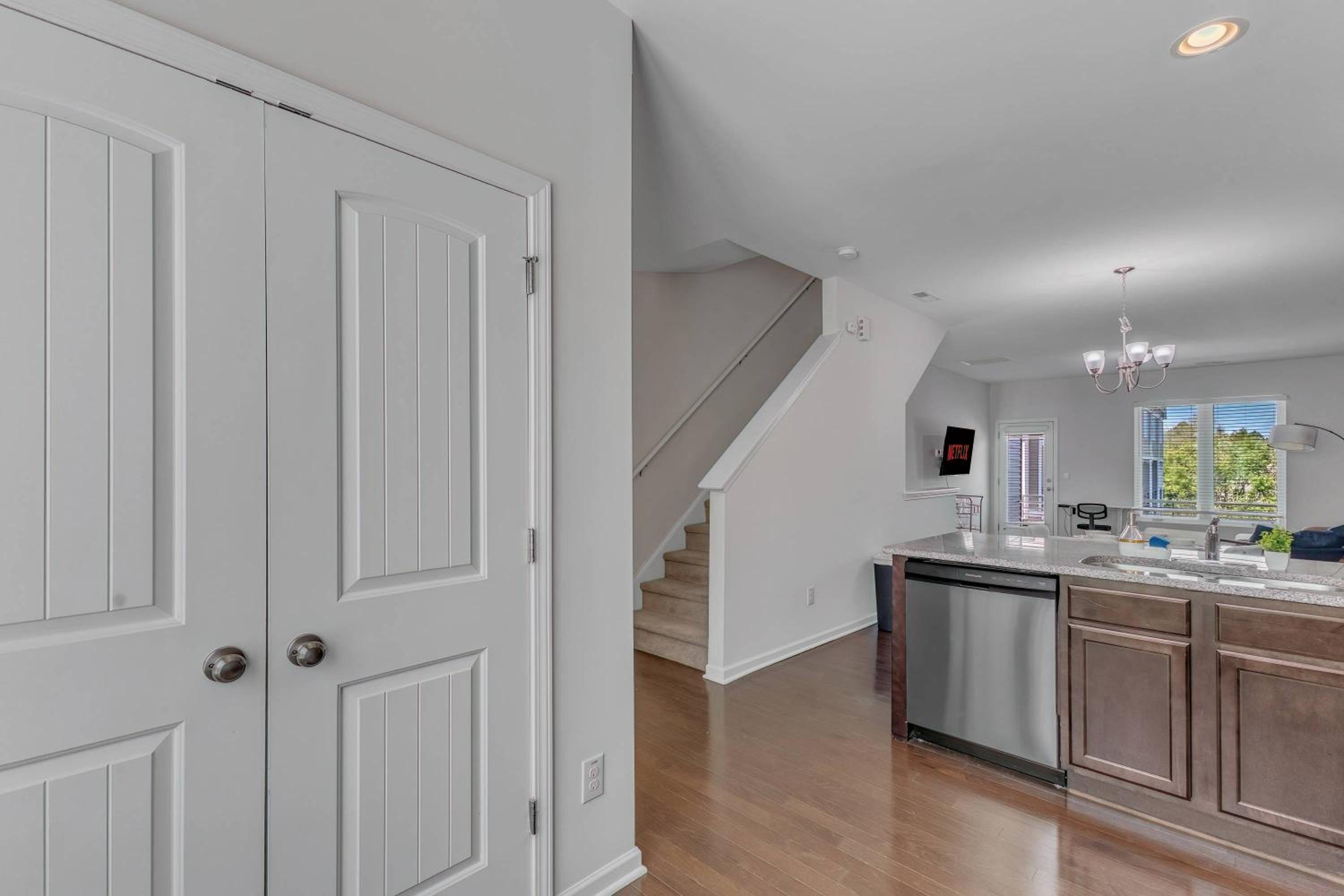 Upscale King 3BR Townhouse Mins to Downtown!