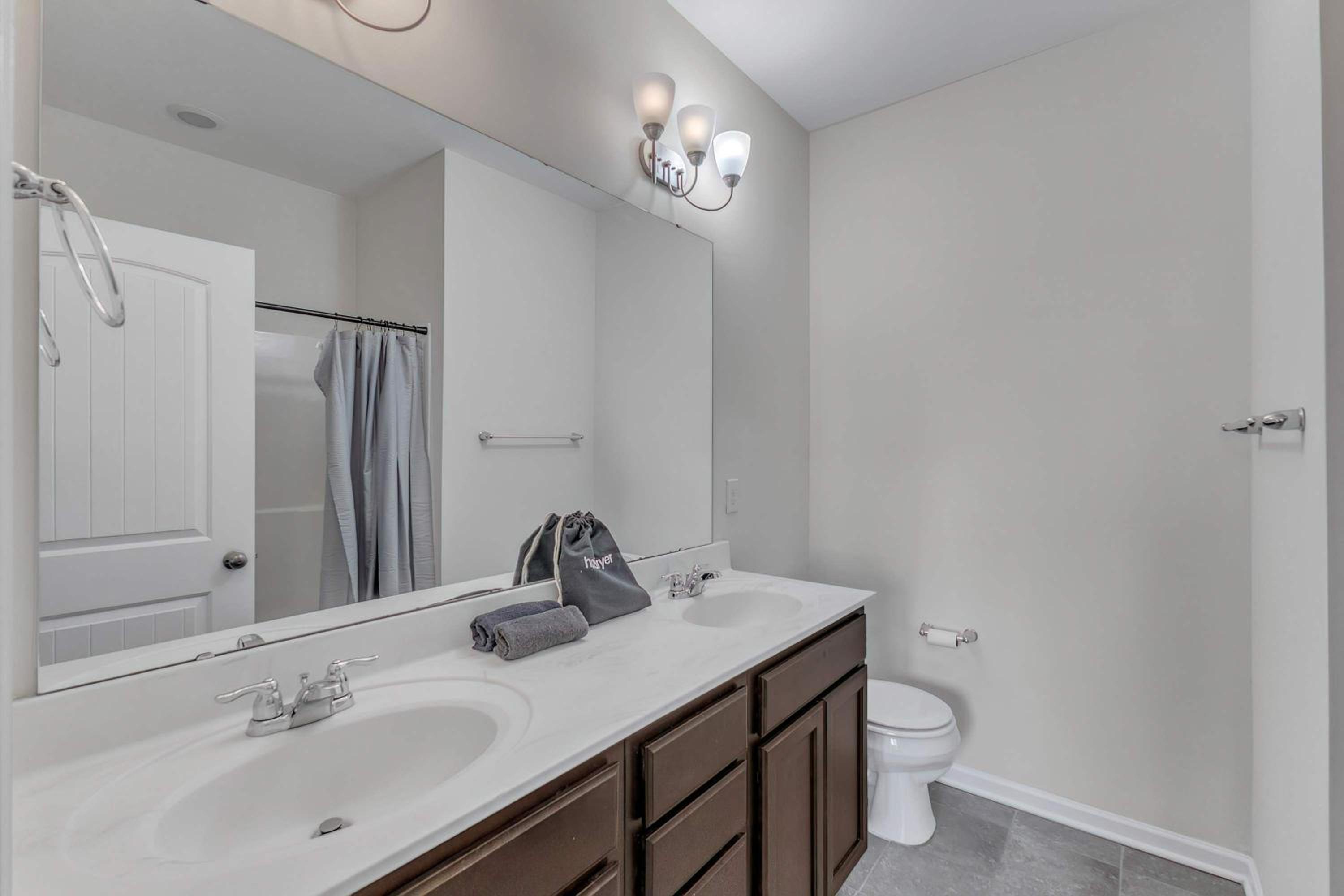 Upscale King 3BR Townhouse Mins to Downtown!