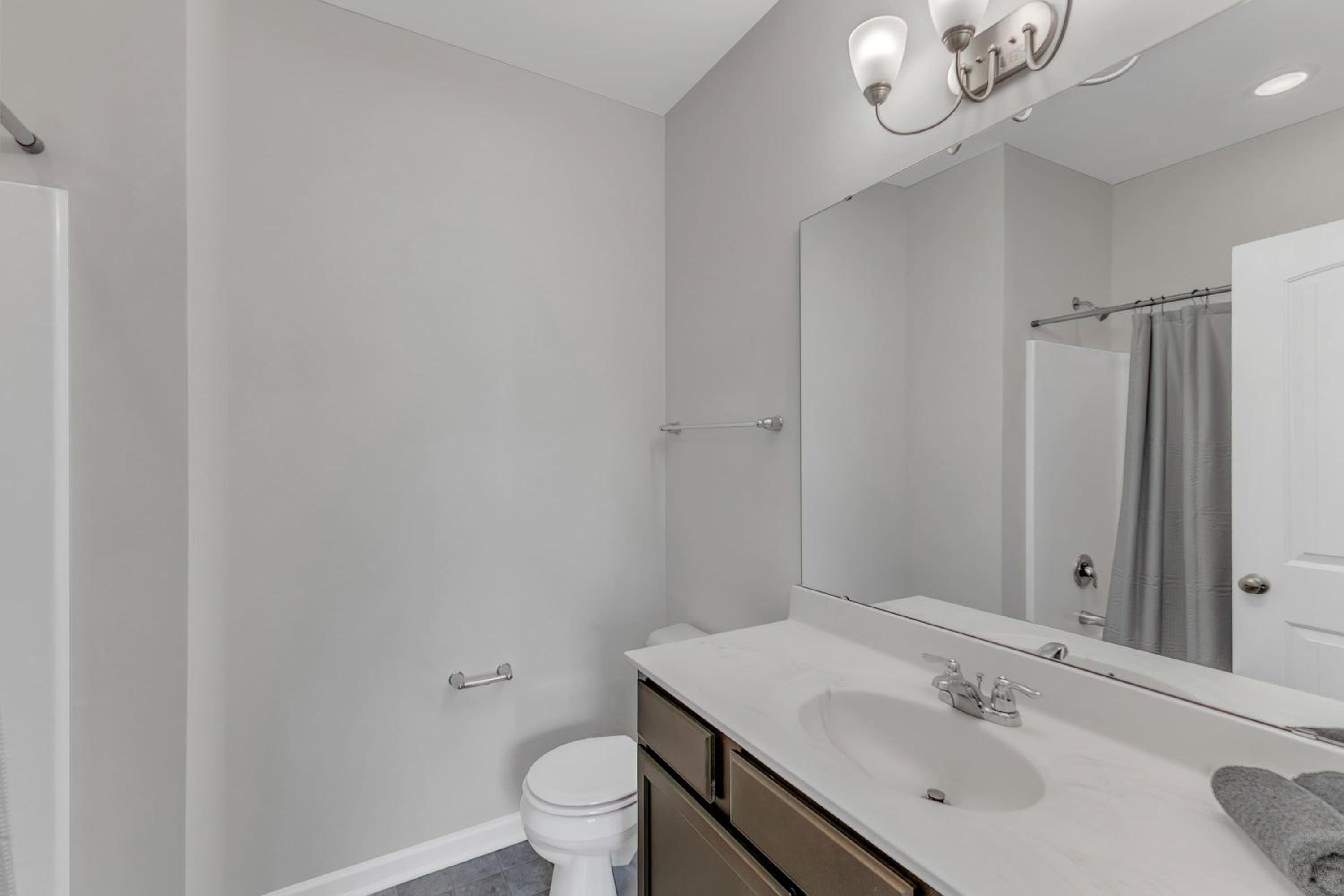 Upscale King 3BR Townhouse Mins to Downtown!