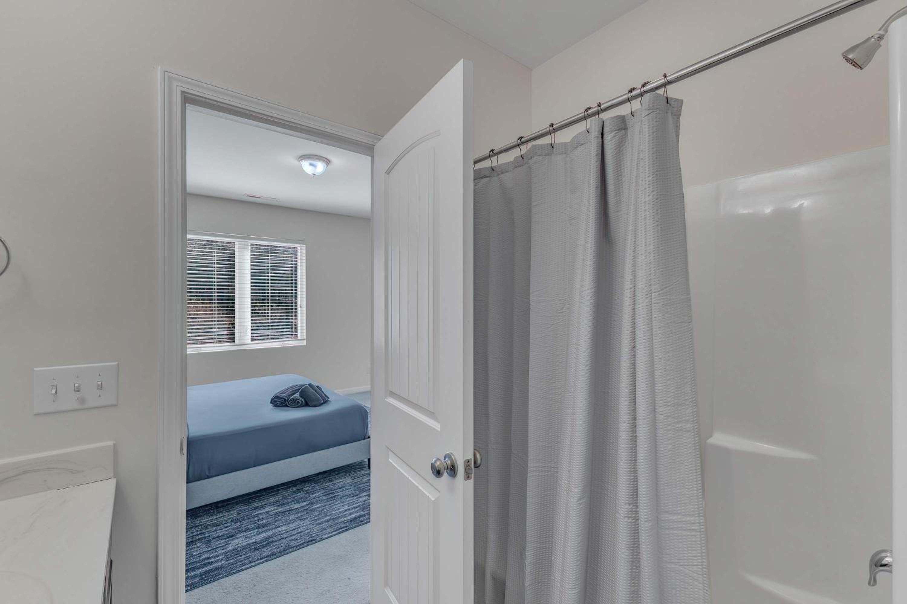 Upscale King 3BR Townhouse Mins to Downtown!