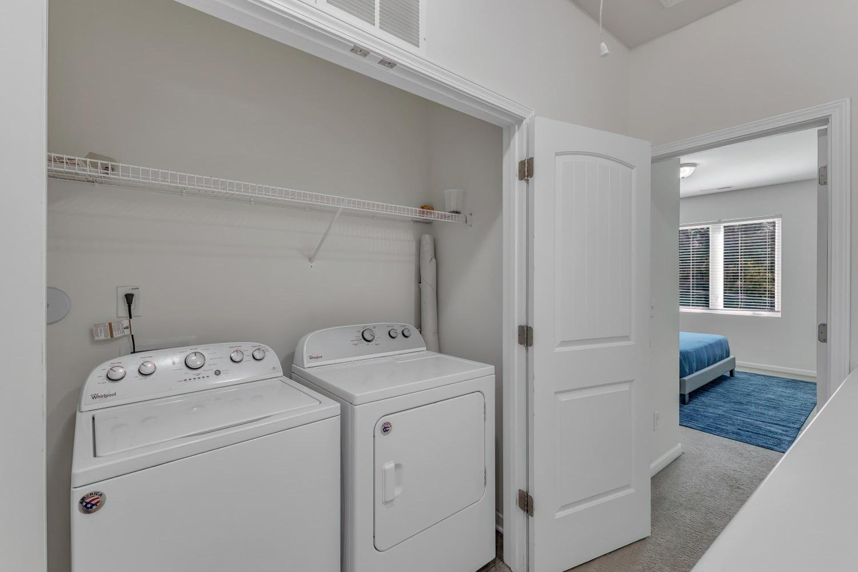 Upscale King 3BR Townhouse Mins to Downtown!