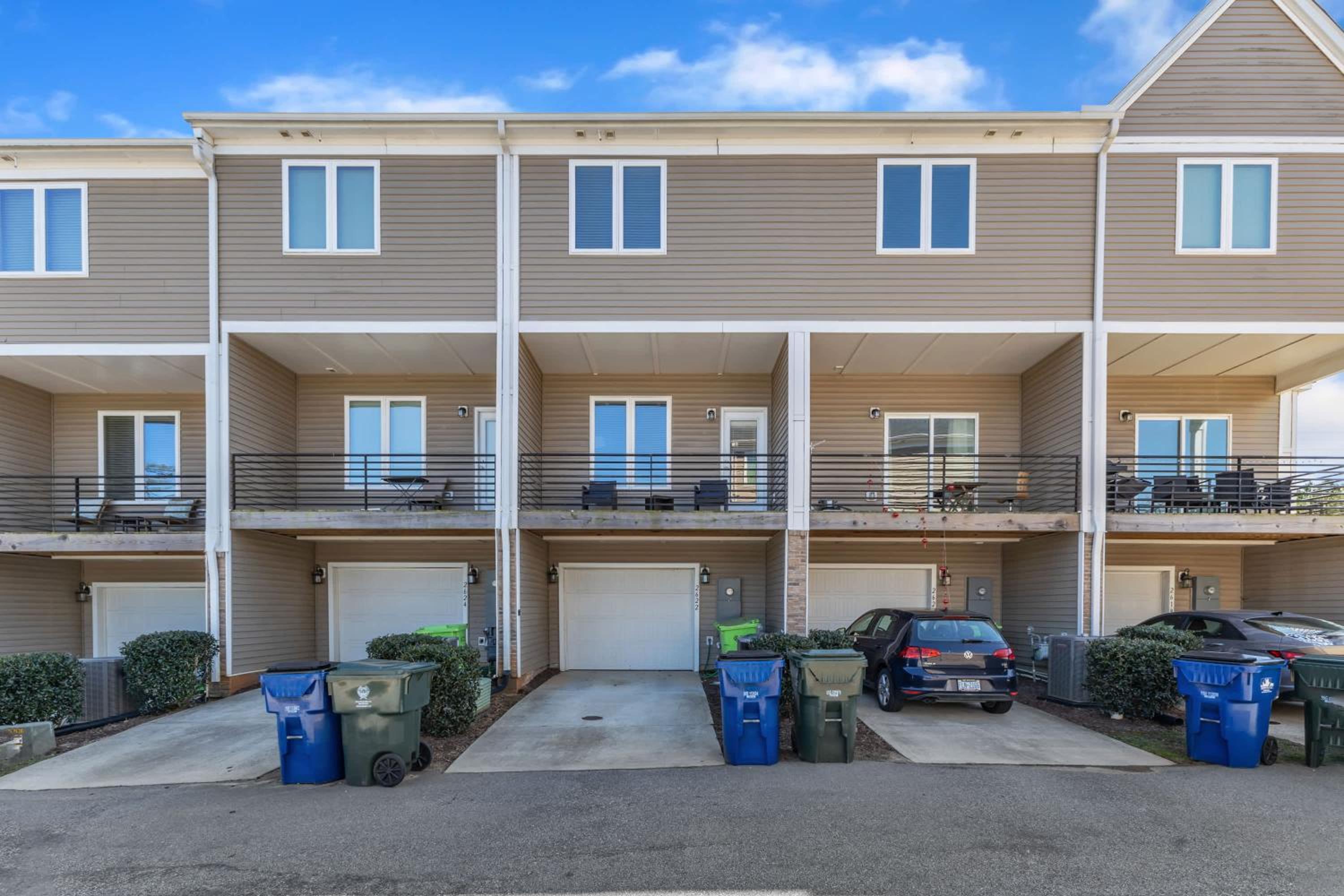 Upscale King 3BR Townhouse Mins to Downtown!