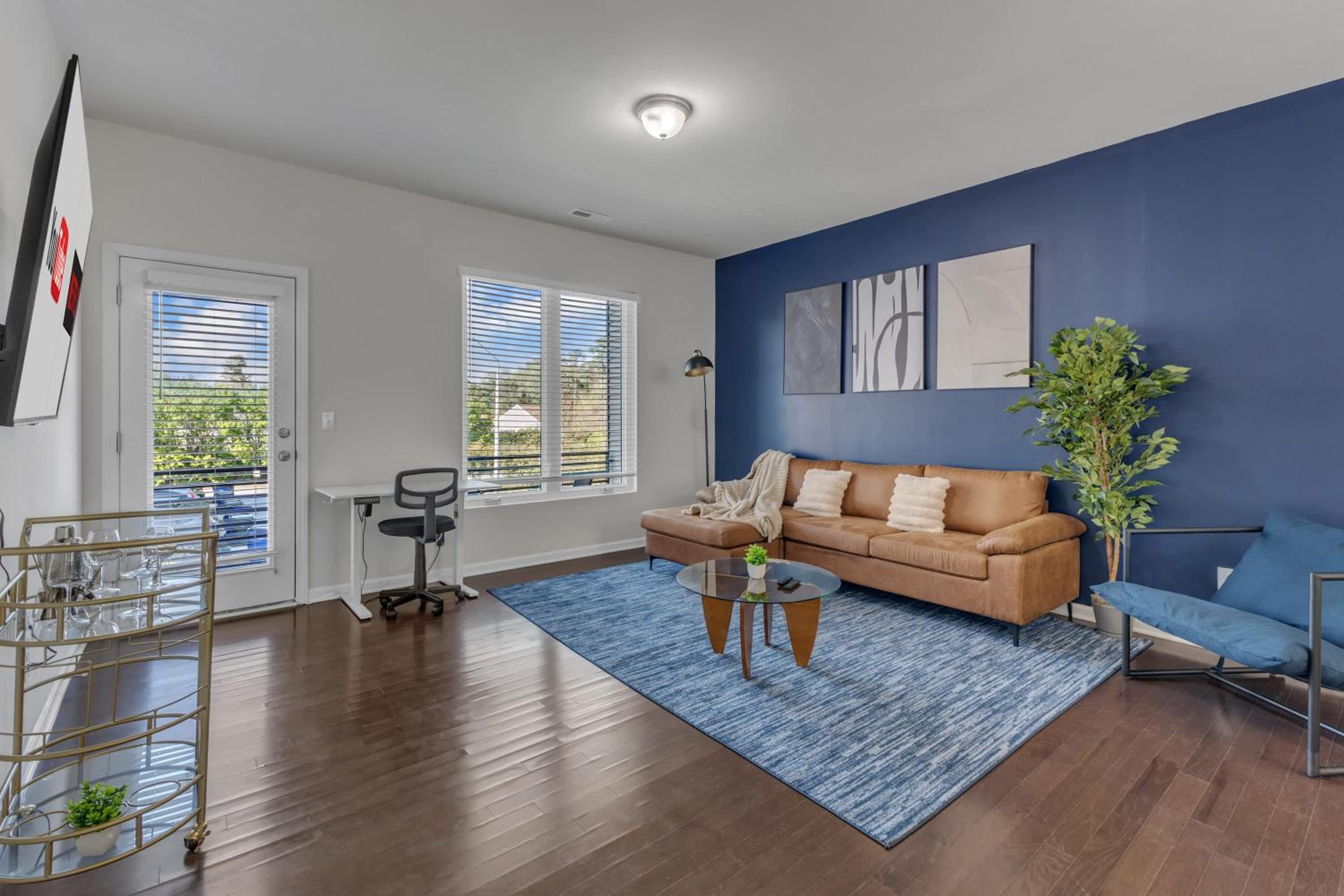 Upscale King 3BR Townhouse Mins to Downtown!