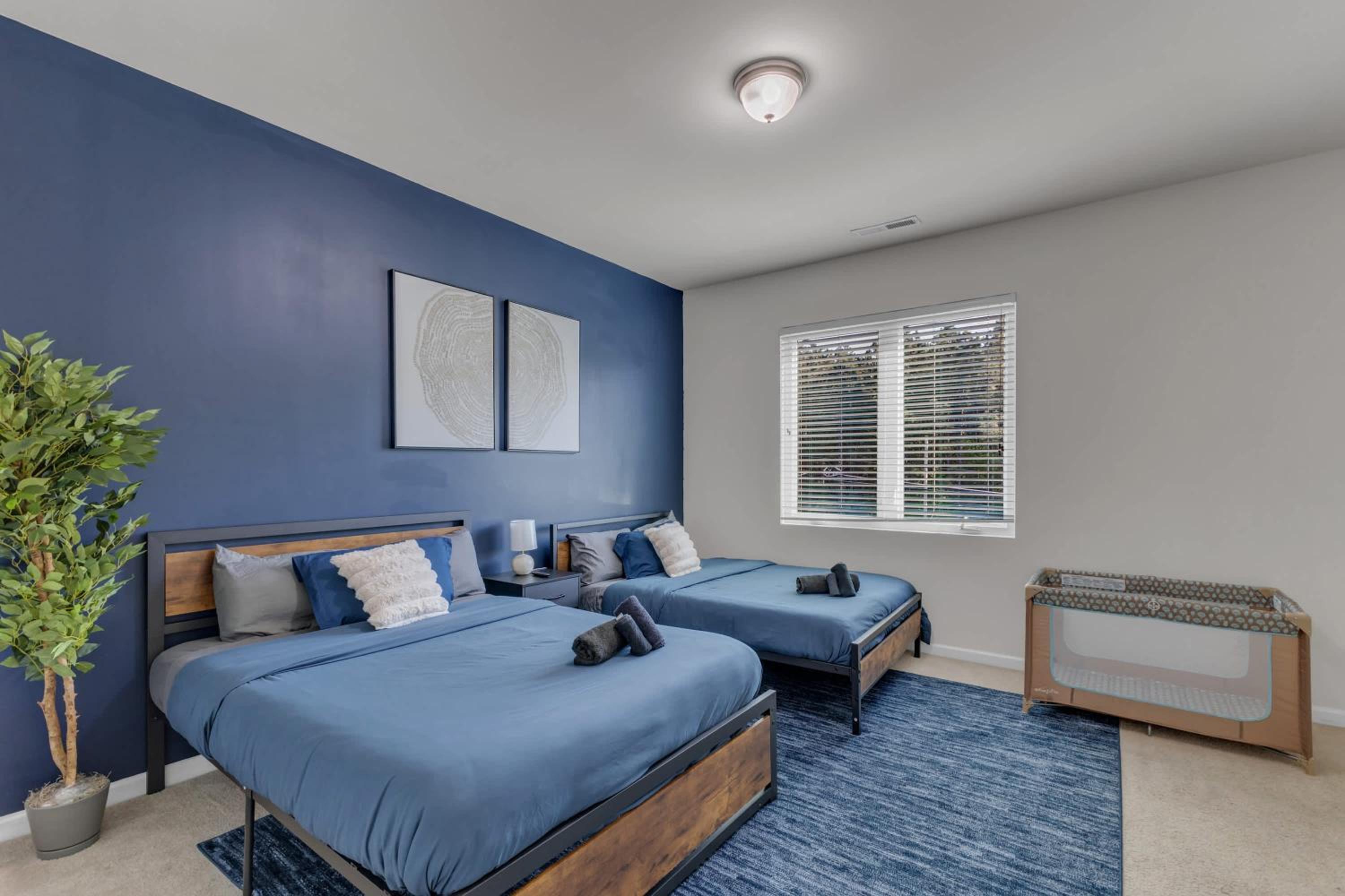 Upscale King 3BR Townhouse Mins to Downtown!