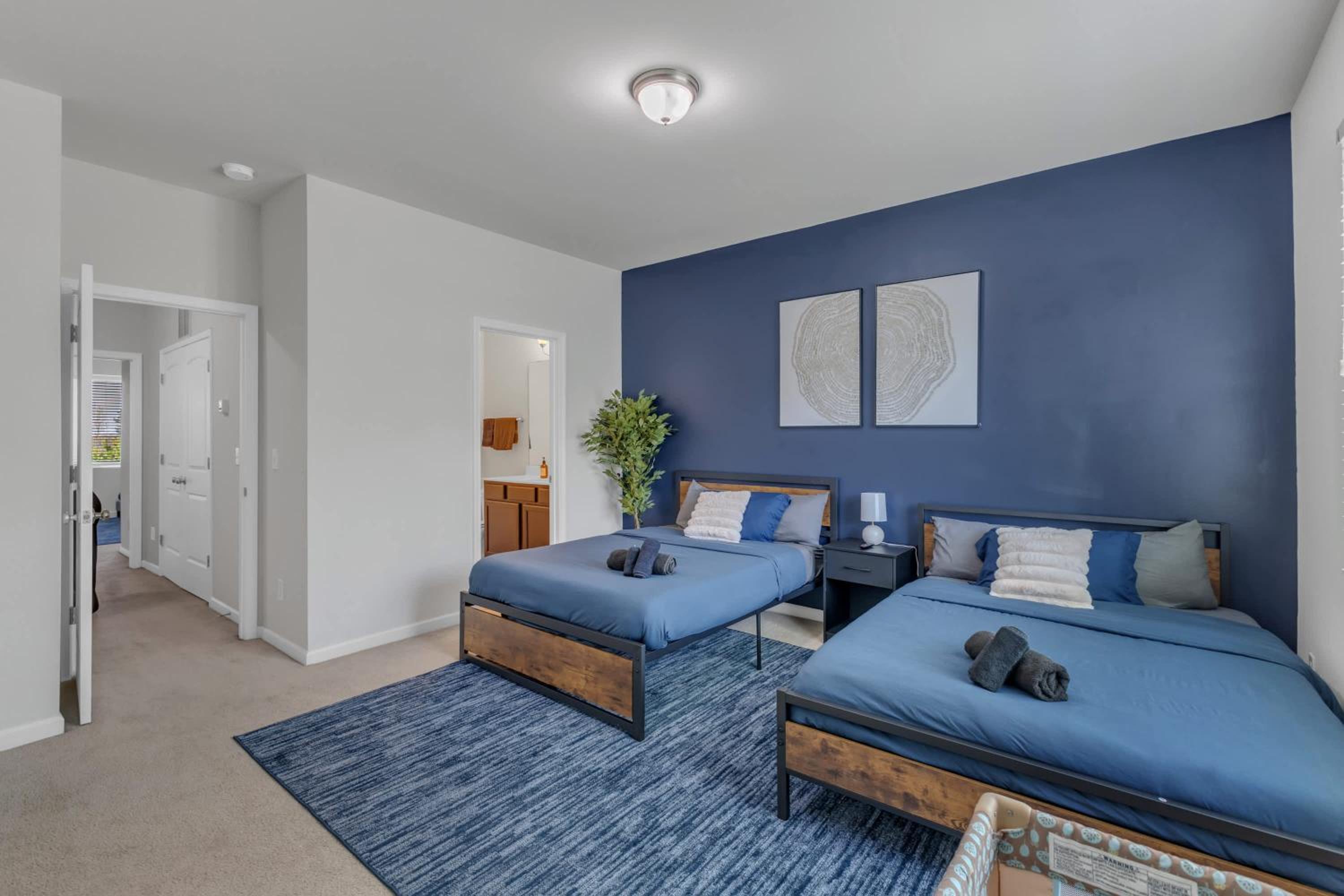 Upscale King 3BR Townhouse Mins to Downtown!