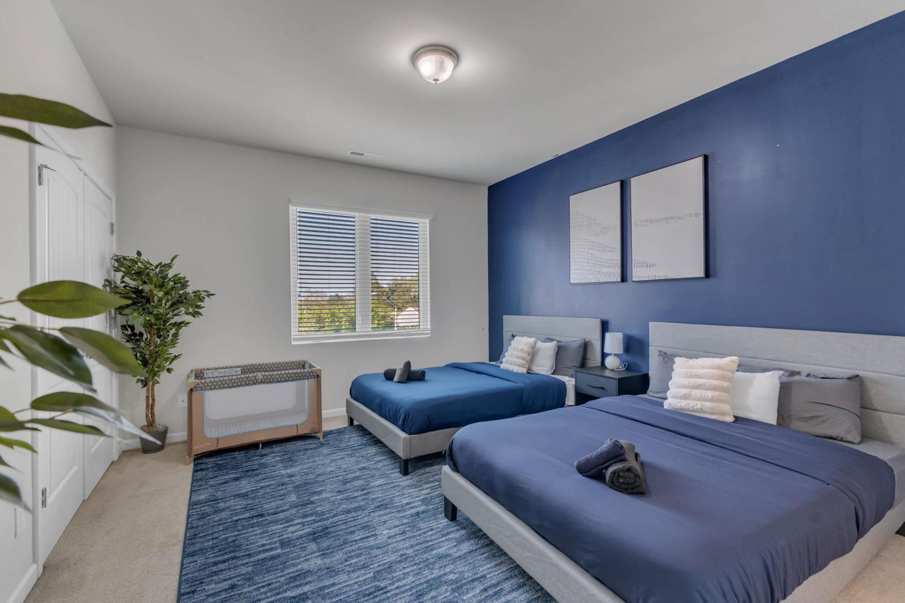 Upscale King 3BR Townhouse Mins to Downtown!
