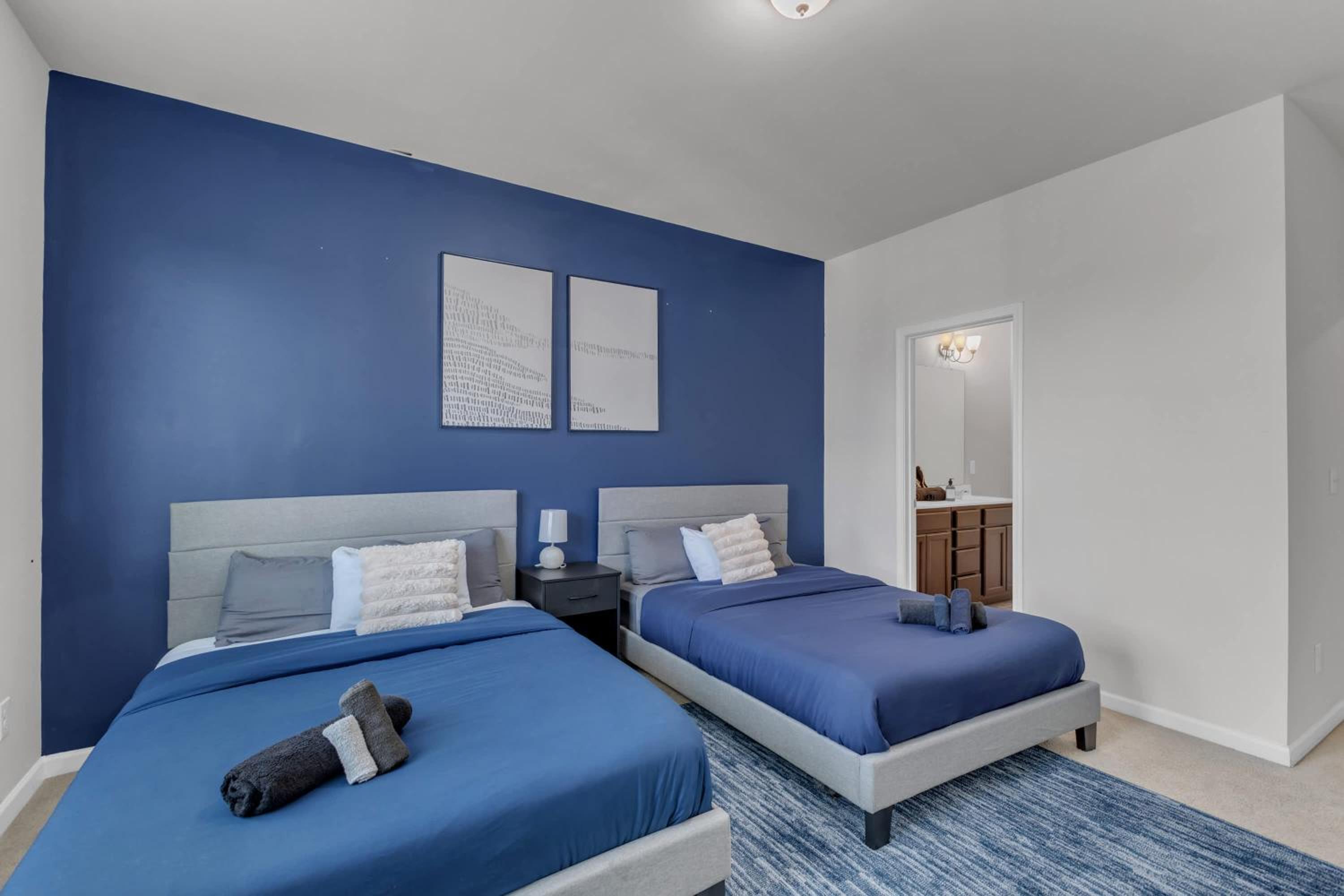 Upscale King 3BR Townhouse Mins to Downtown!