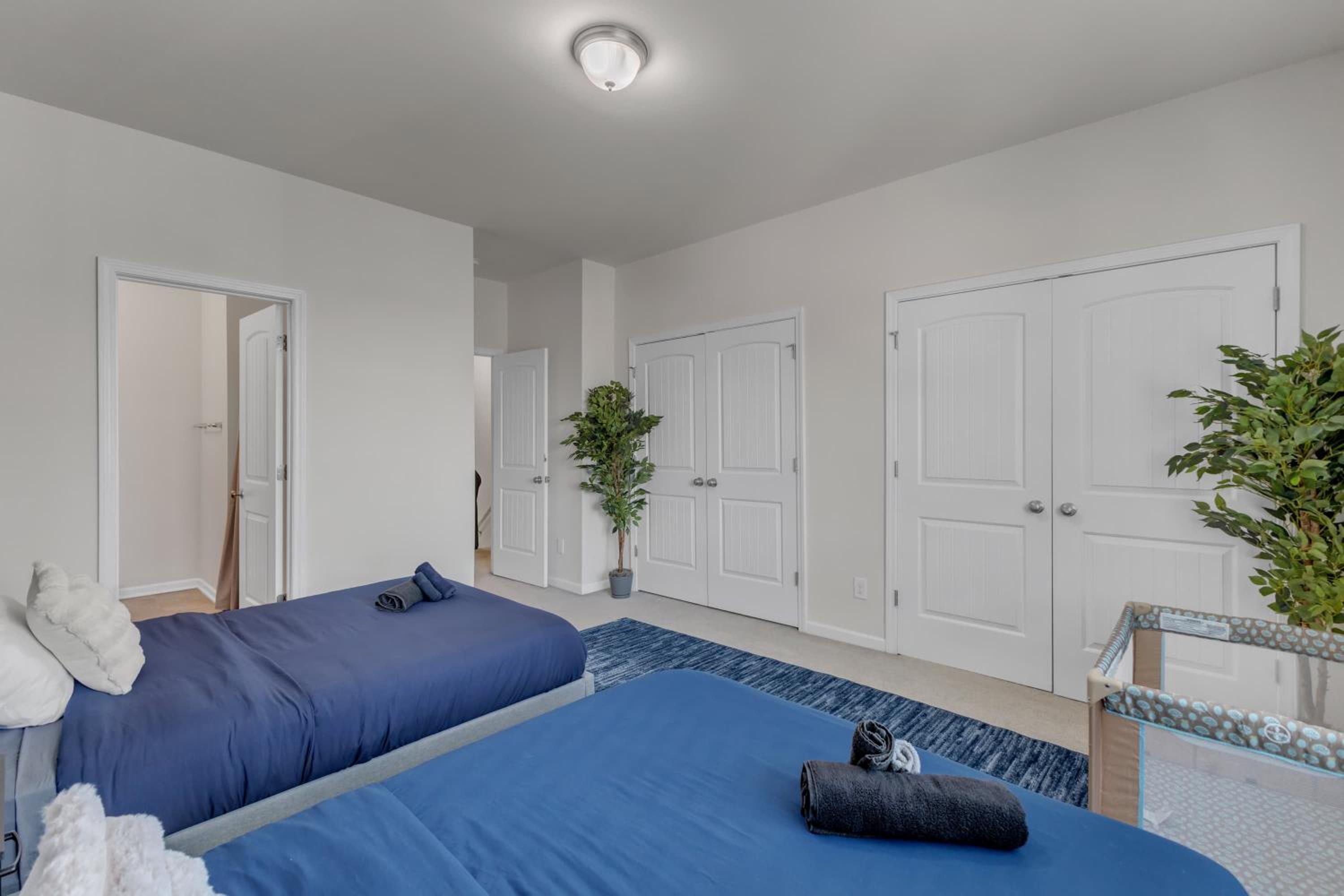 Upscale King 3BR Townhouse Mins to Downtown!