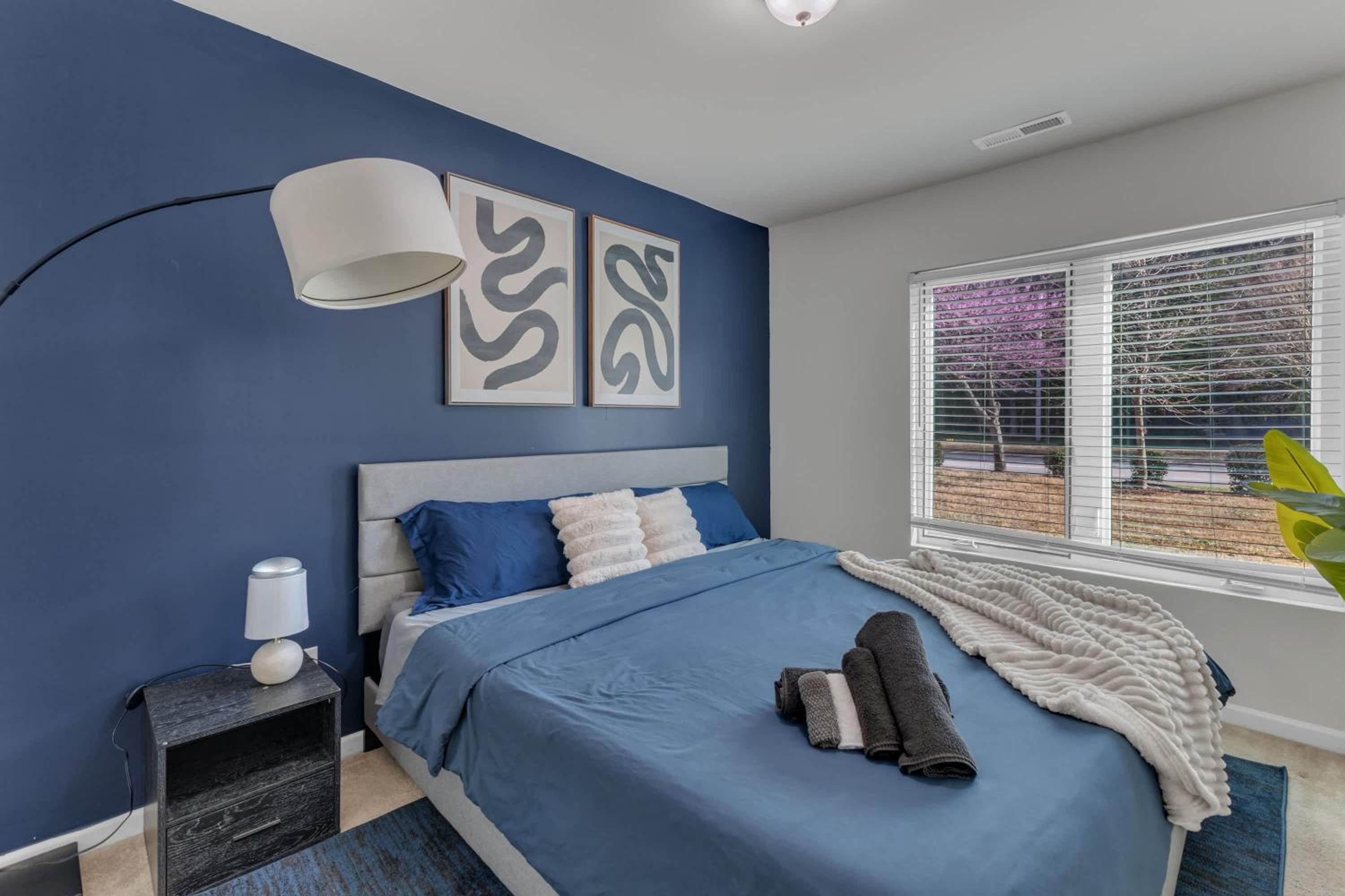 Upscale King 3BR Townhouse Mins to Downtown!