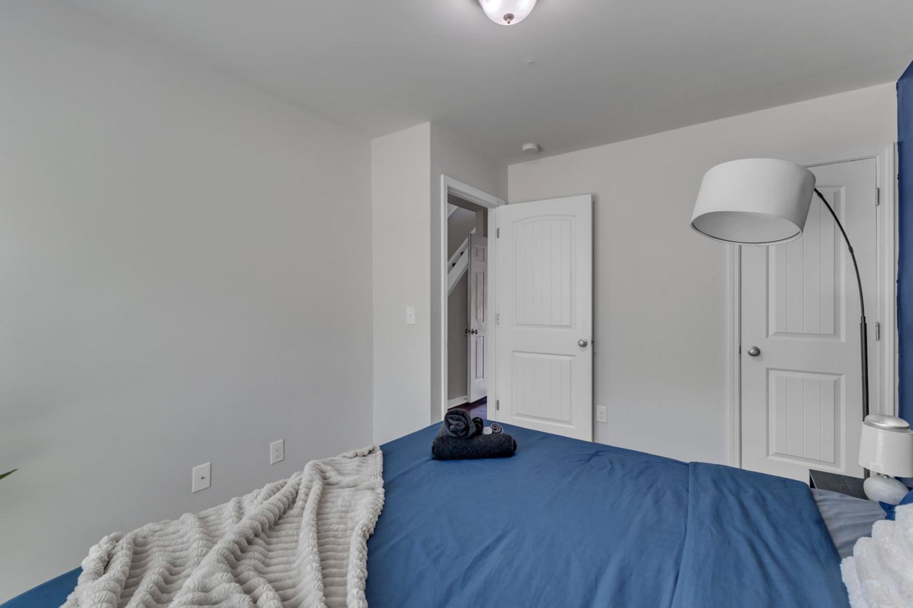 Upscale King 3BR Townhouse Mins to Downtown!