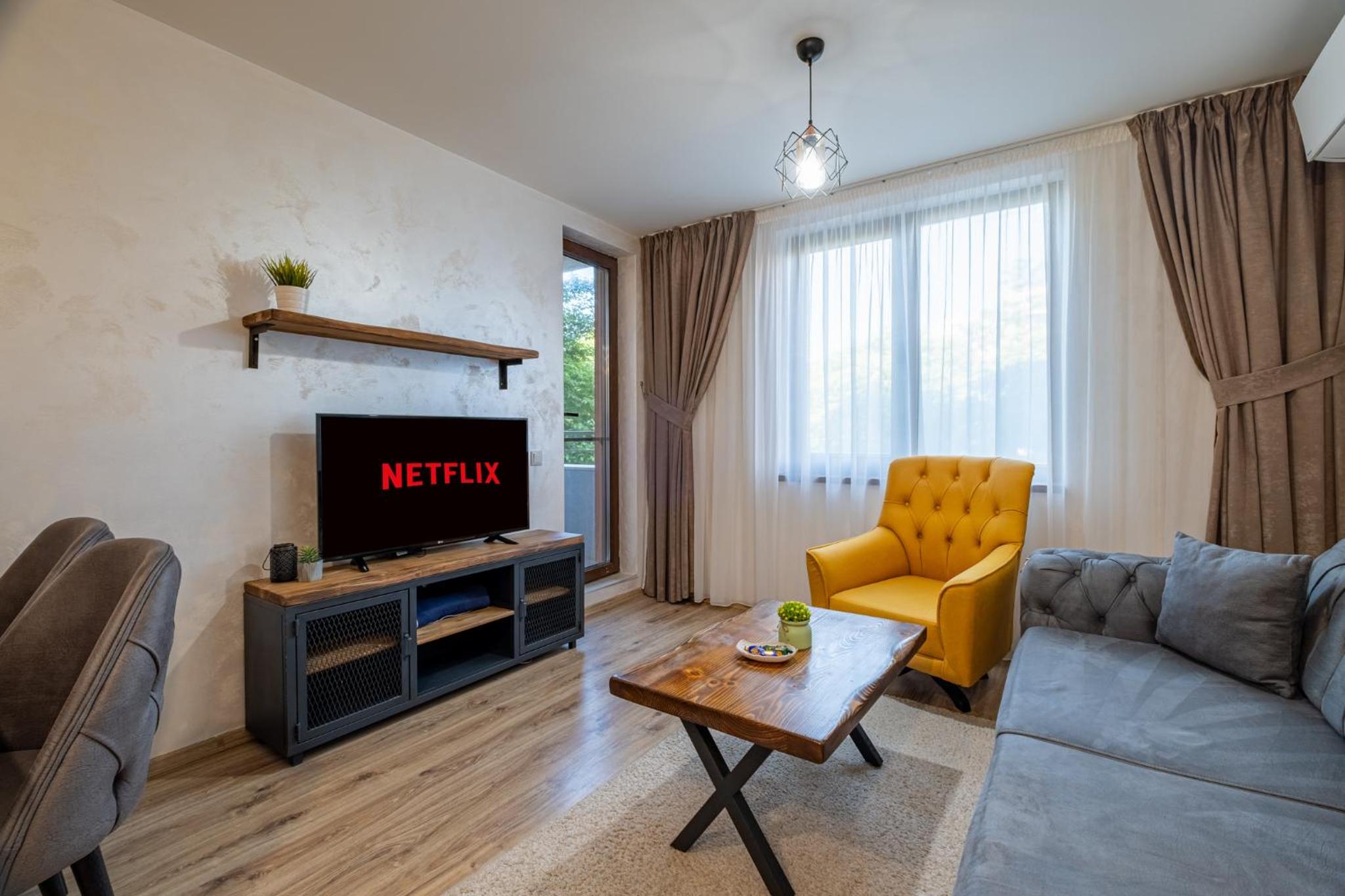 Stylish Apartment with Free Public Parking