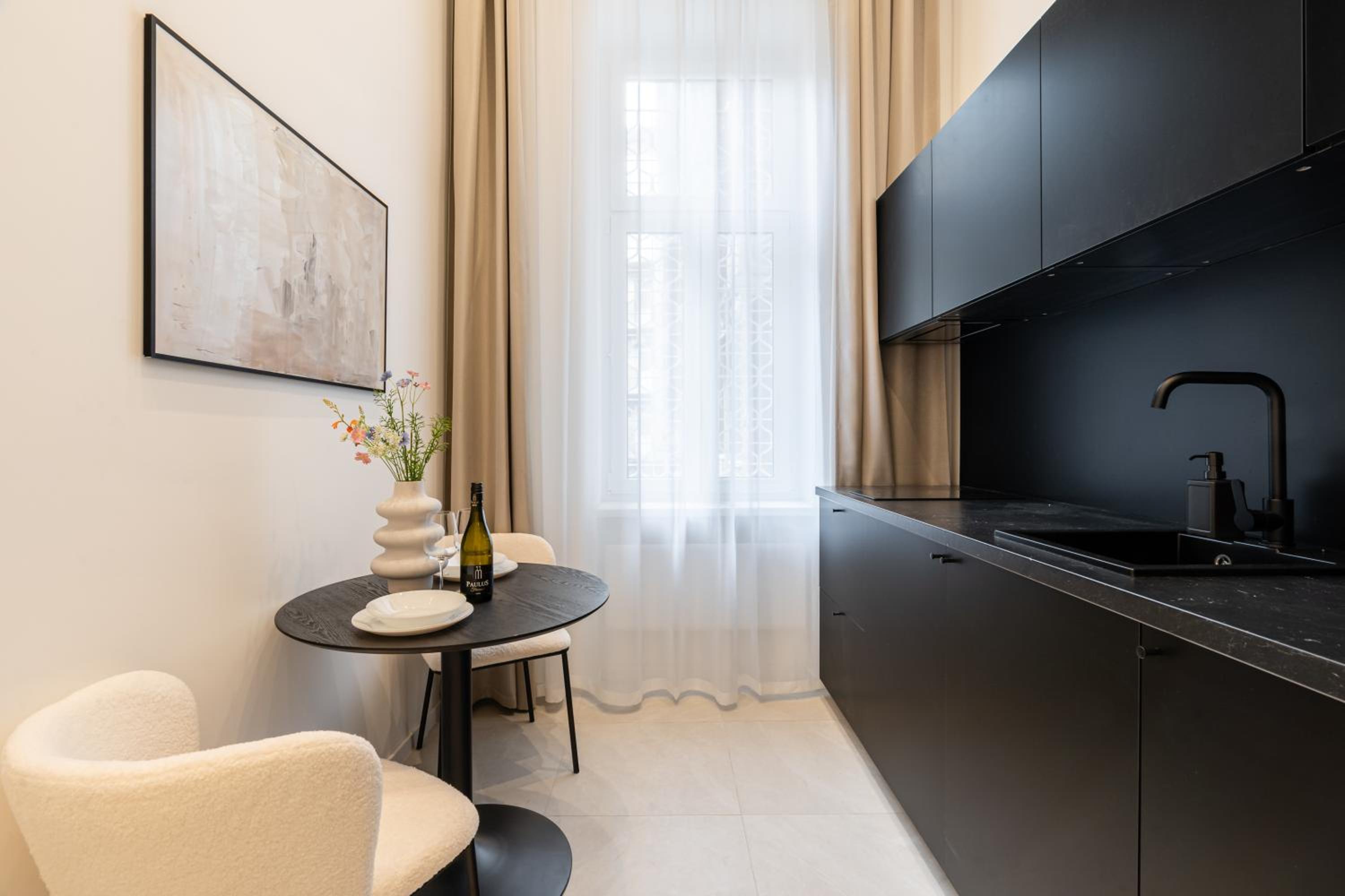 E22 - Boutique Apartments, Best Location by BQA