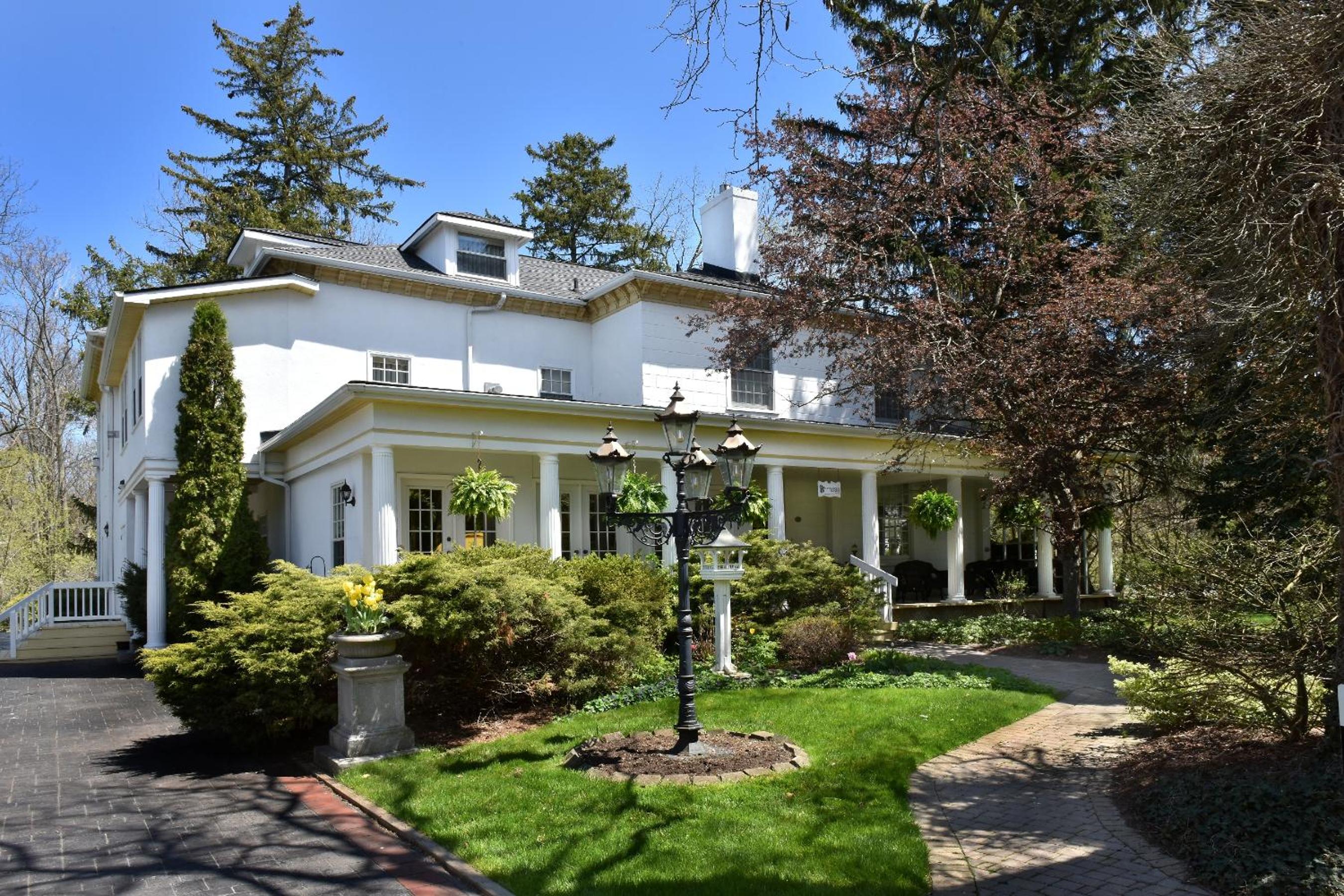 Brockamour Manor Bed and Breakfast