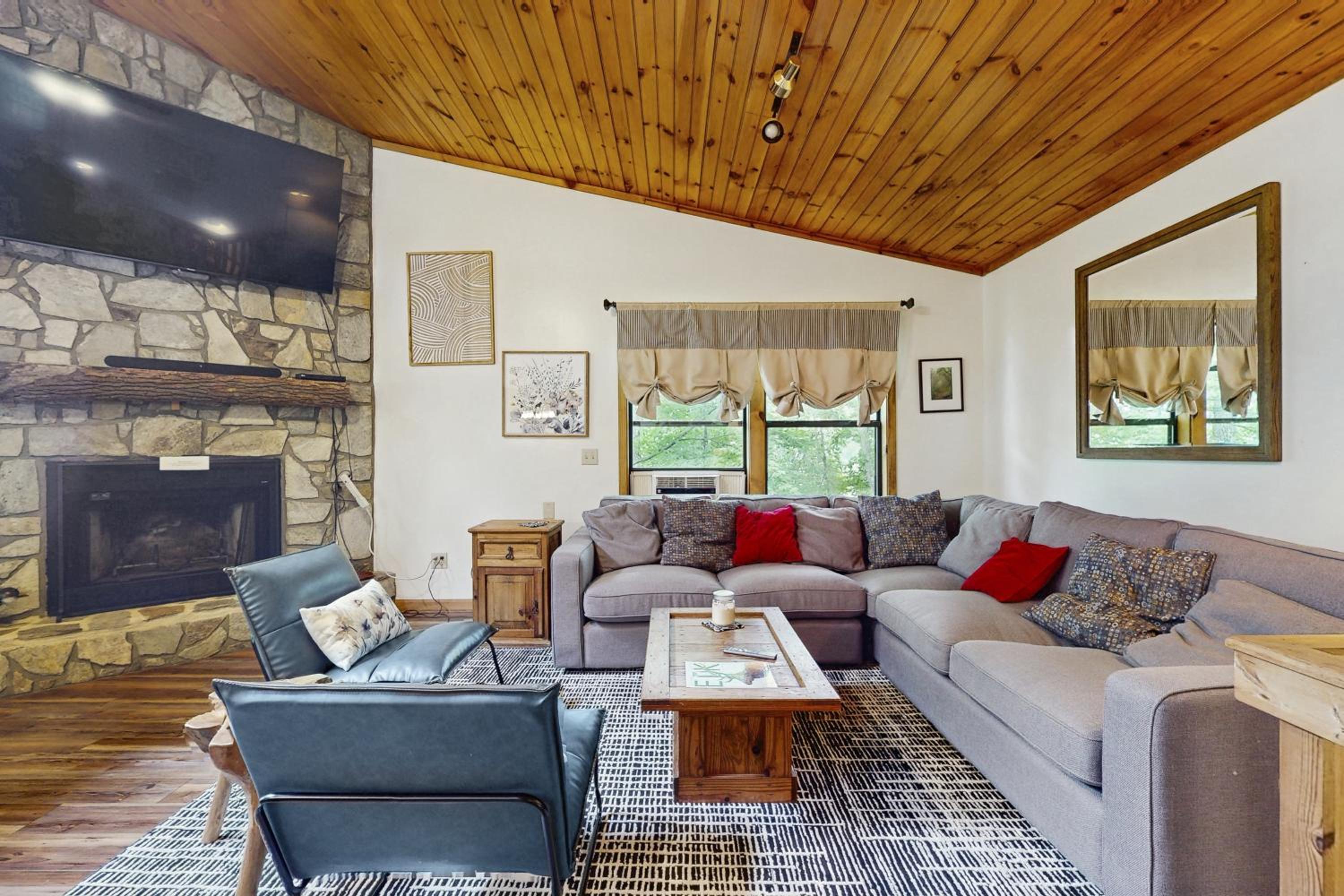 Mtn-View Deck! Maggie Valley Cabin, 8 Mi to Skiing