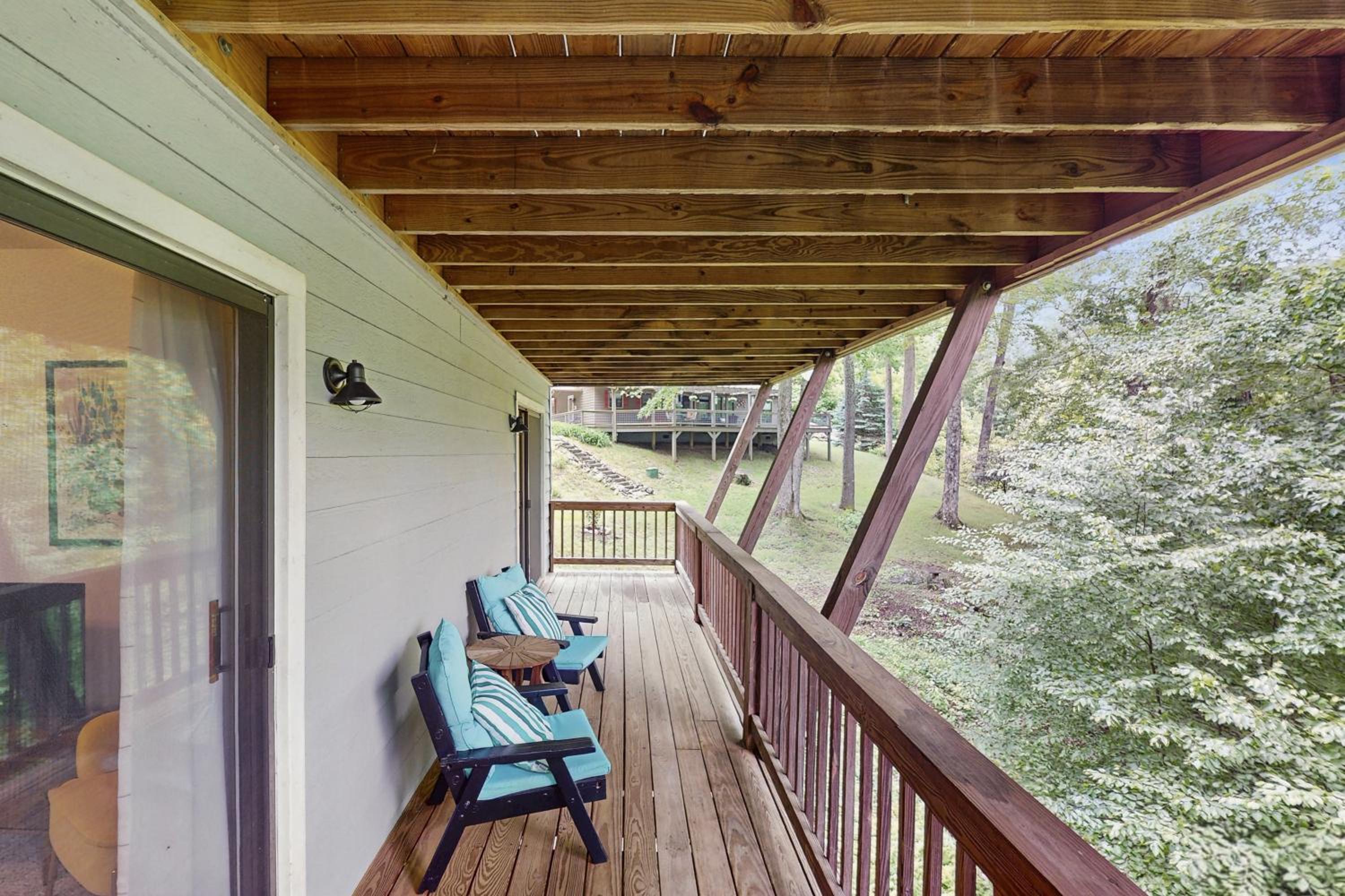 Mtn-View Deck! Maggie Valley Cabin, 8 Mi to Skiing
