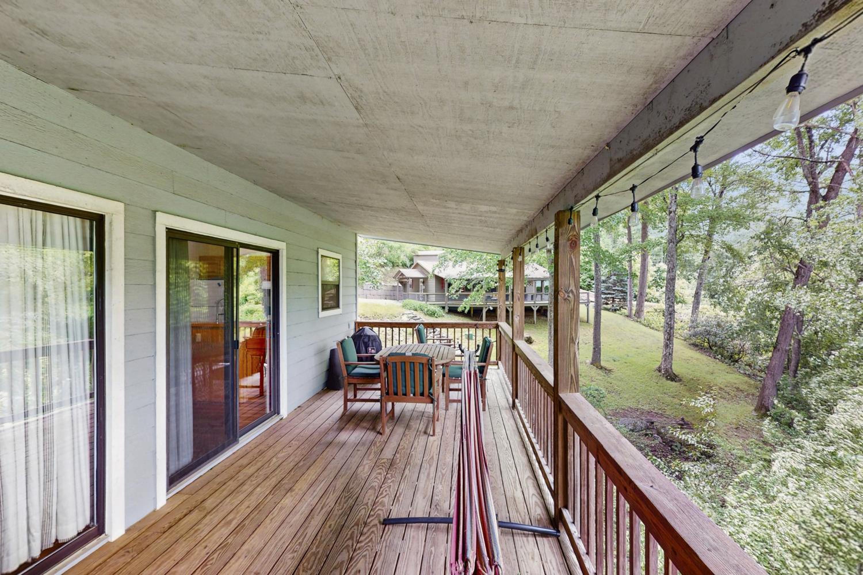 Mtn-View Deck! Maggie Valley Cabin, 8 Mi to Skiing