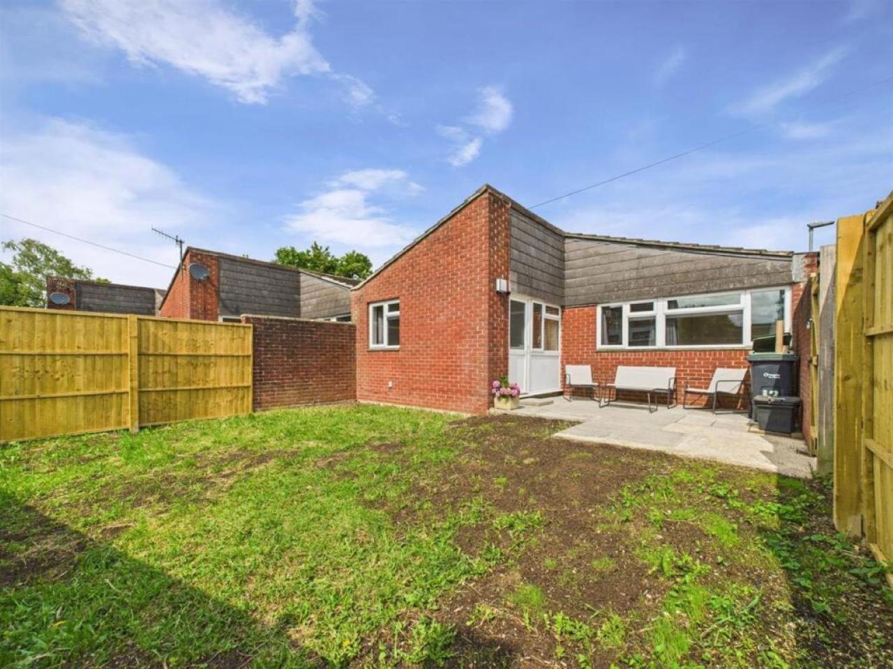 MODERN 2 BED BUNGALOW SLEEPS 4 Pet friendly