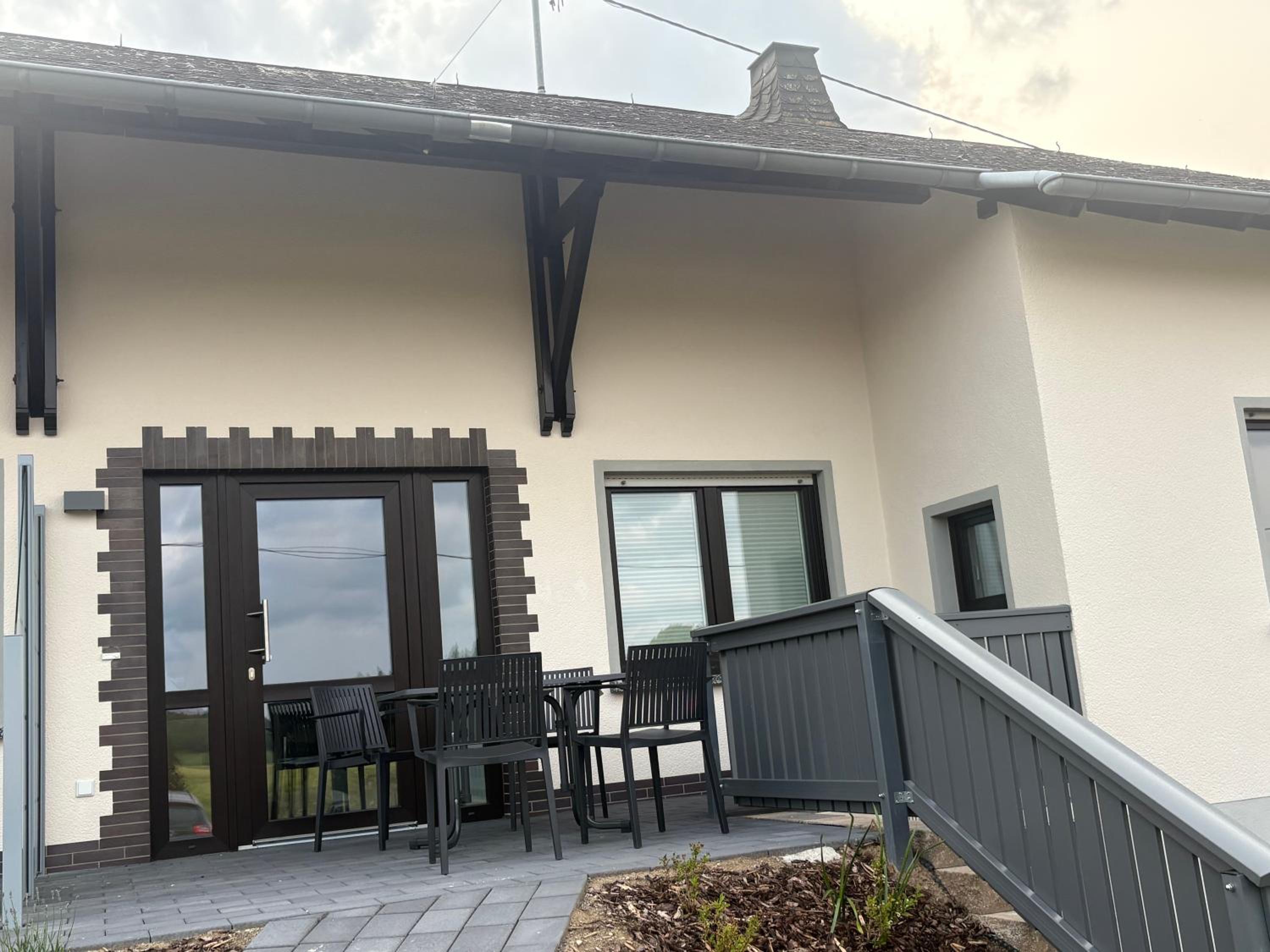 Familien-Apartment Bodanum für 4 Personen - mit eigener Terrasse - naturnahe Ortsrandlage - Arbeitsplatz mit VDSL - 10 min zum Nürburgring