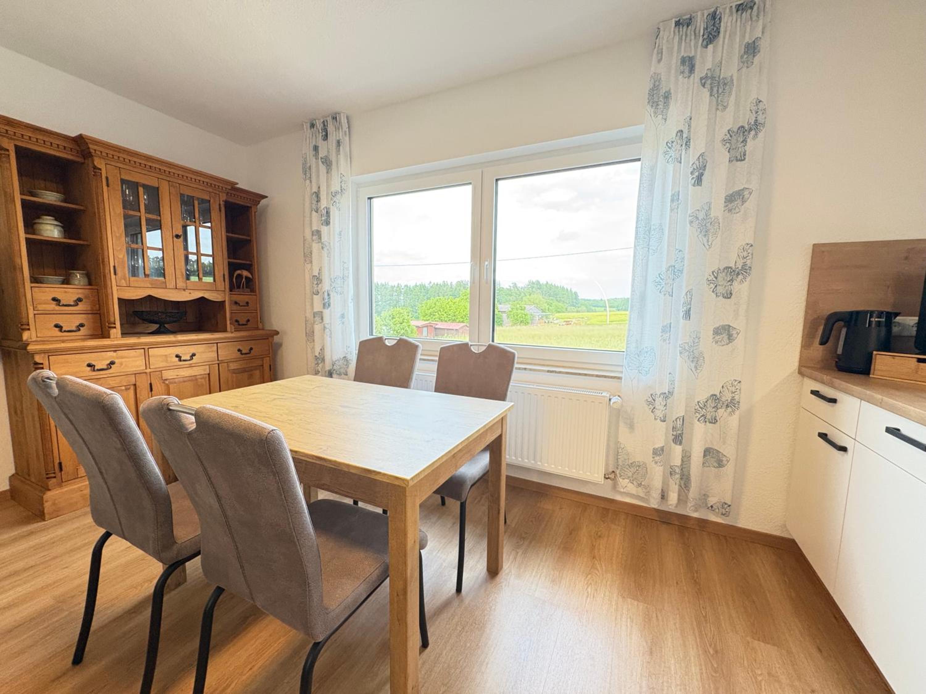 Familien-Apartment Bodanum für 4 Personen - mit eigener Terrasse - naturnahe Ortsrandlage - Arbeitsplatz mit VDSL - 10 min zum Nürburgring