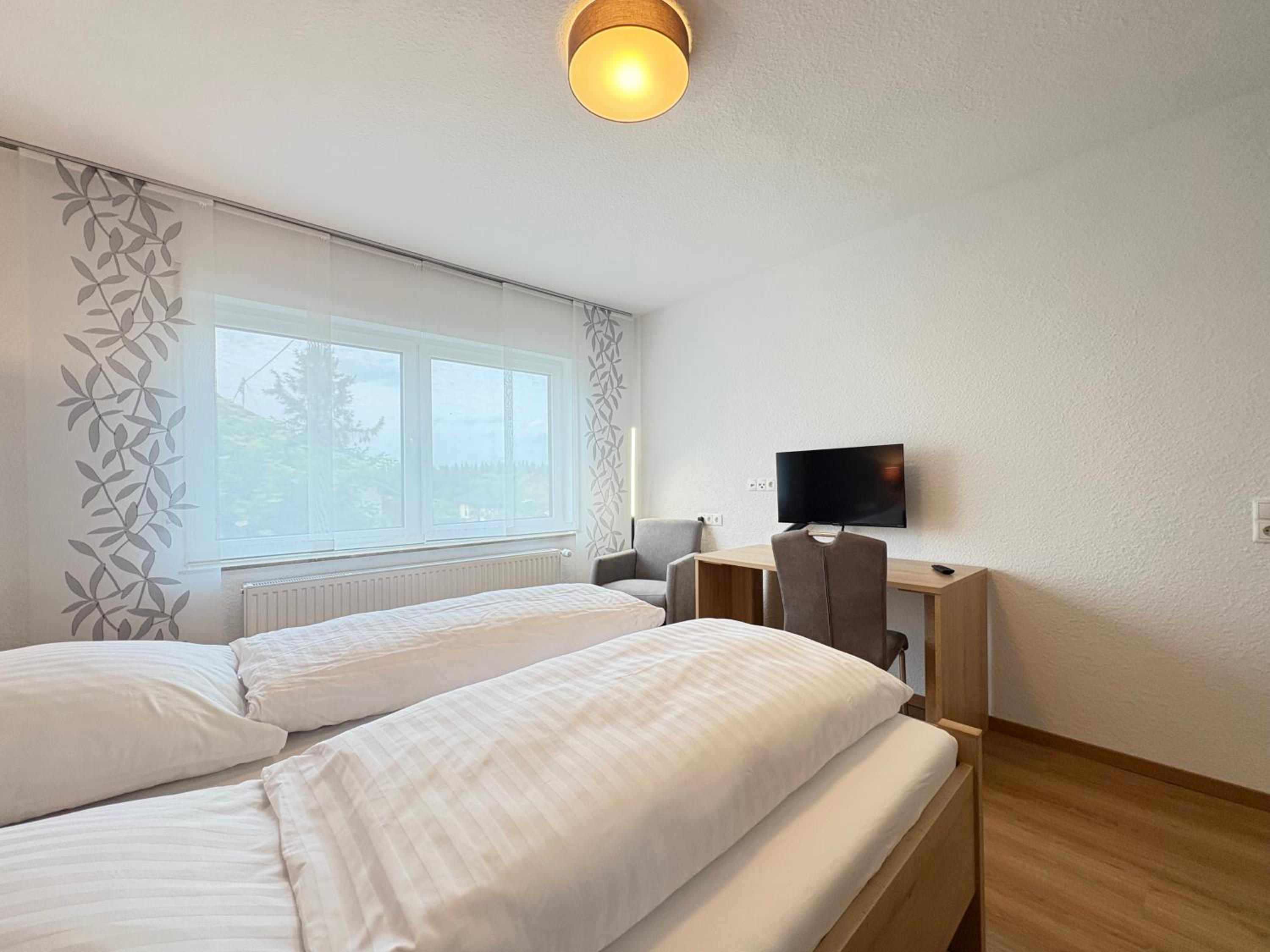 Familien-Apartment Bodanum für 4 Personen - mit eigener Terrasse - naturnahe Ortsrandlage - Arbeitsplatz mit VDSL - 10 min zum Nürburgring
