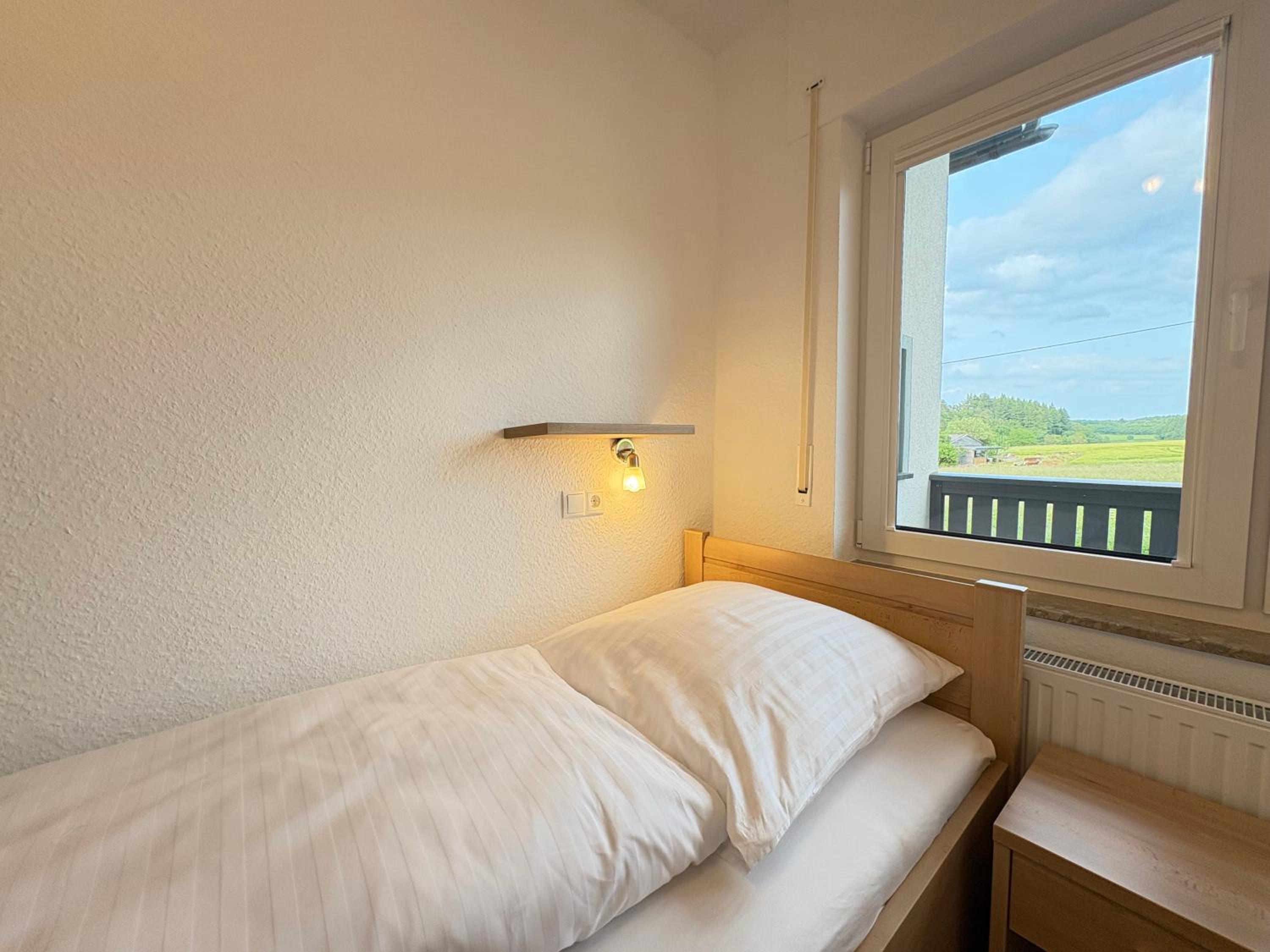 Familien-Apartment Bodanum für 4 Personen - mit eigener Terrasse - naturnahe Ortsrandlage - Arbeitsplatz mit VDSL - 10 min zum Nürburgring
