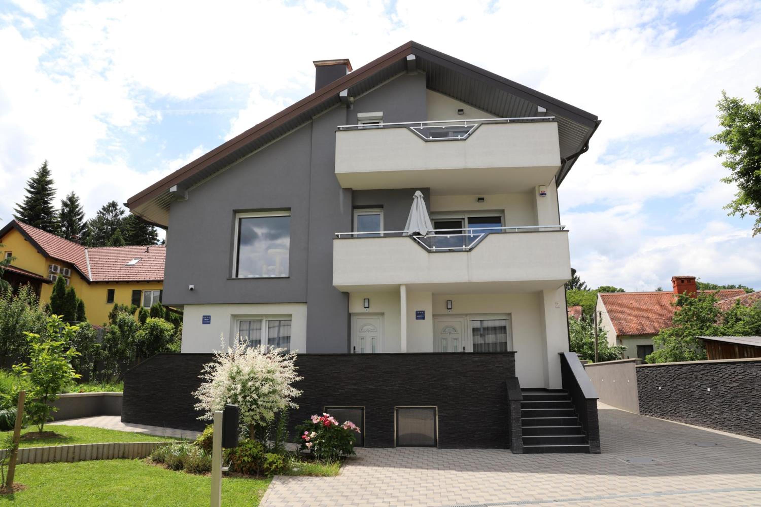 Dalma Pro Apartments - Cozy Studio & Spacious One-Bedroom Apartment - Self Check-in