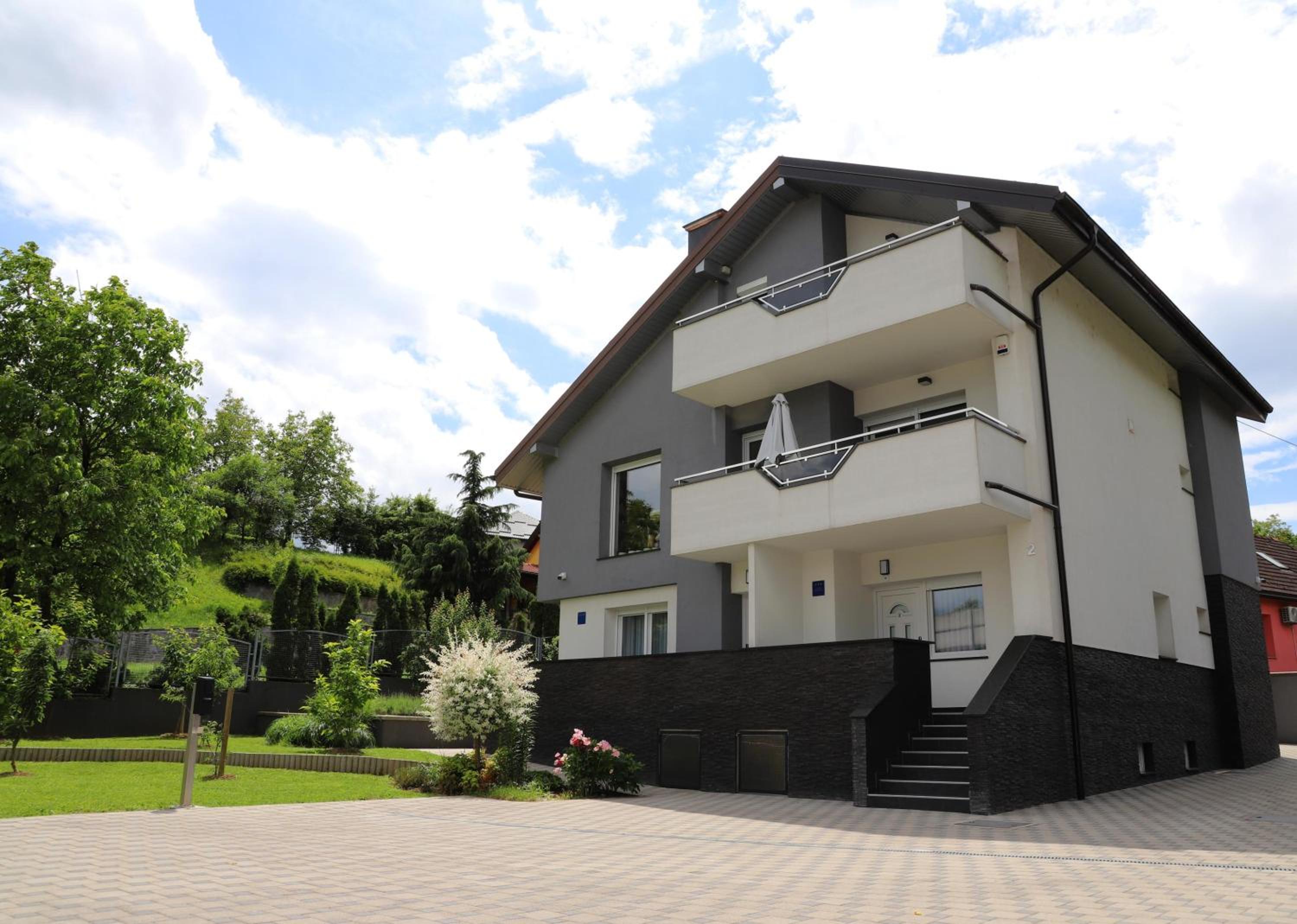 Dalma Pro Apartments - Cozy Studio & Spacious One-Bedroom Apartment - Self Check-in