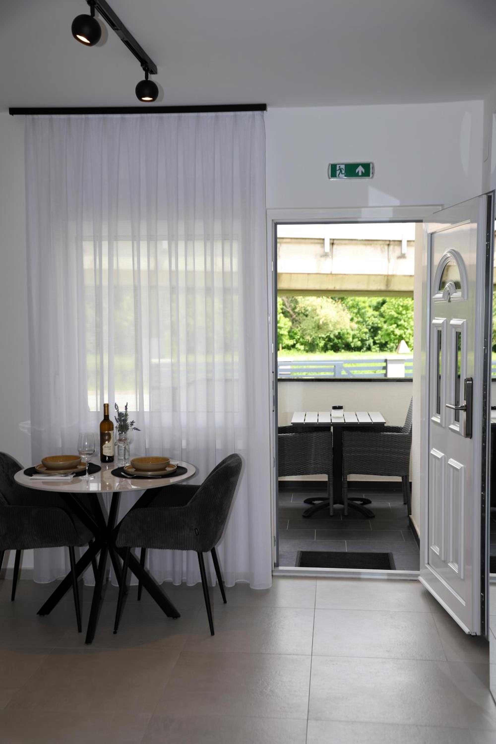 Dalma Pro Apartments - Cozy Studio & Spacious One-Bedroom Apartment - Self Check-in