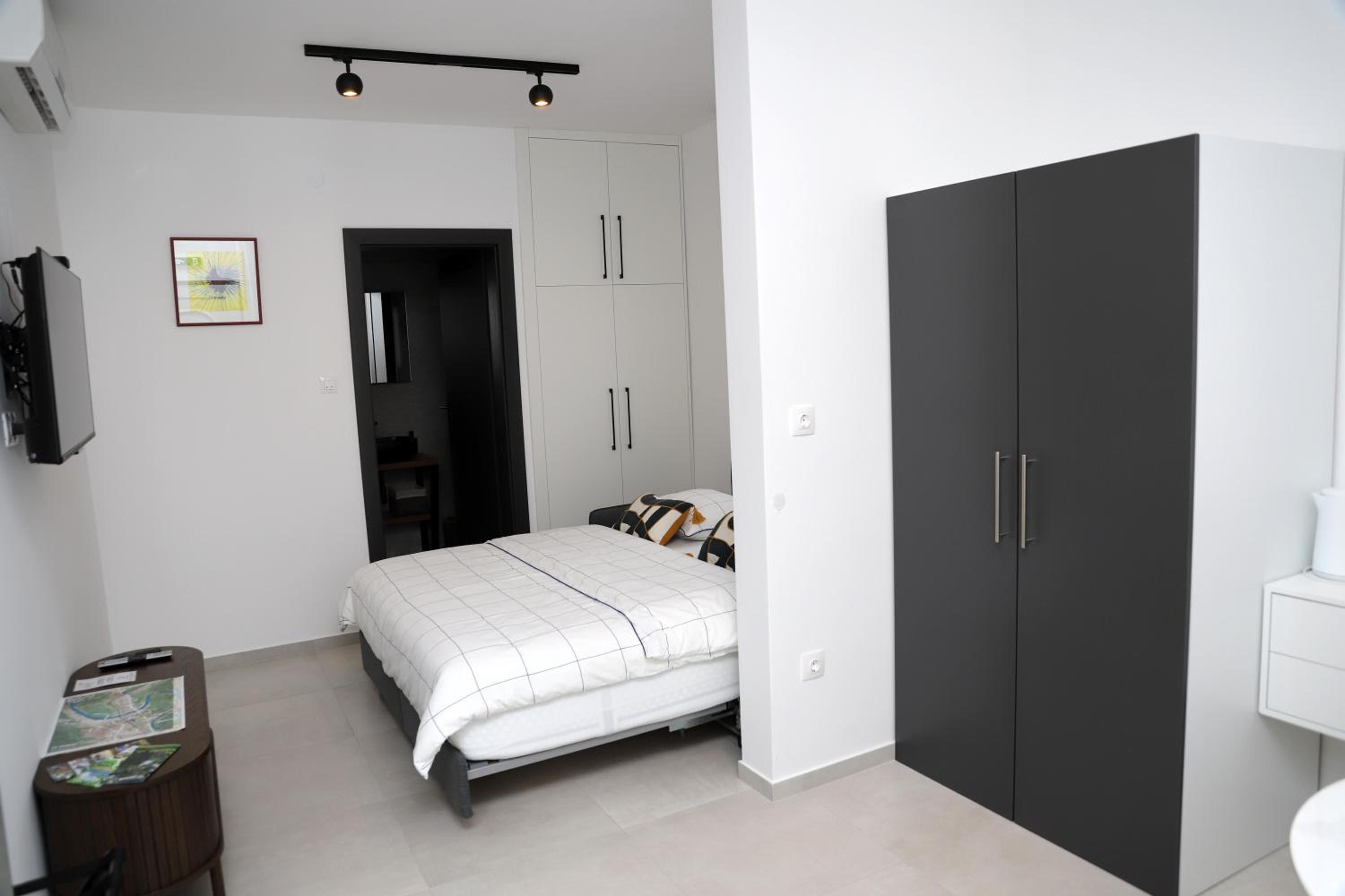 Dalma Pro Apartments - Cozy Studio & Spacious One-Bedroom Apartment - Self Check-in