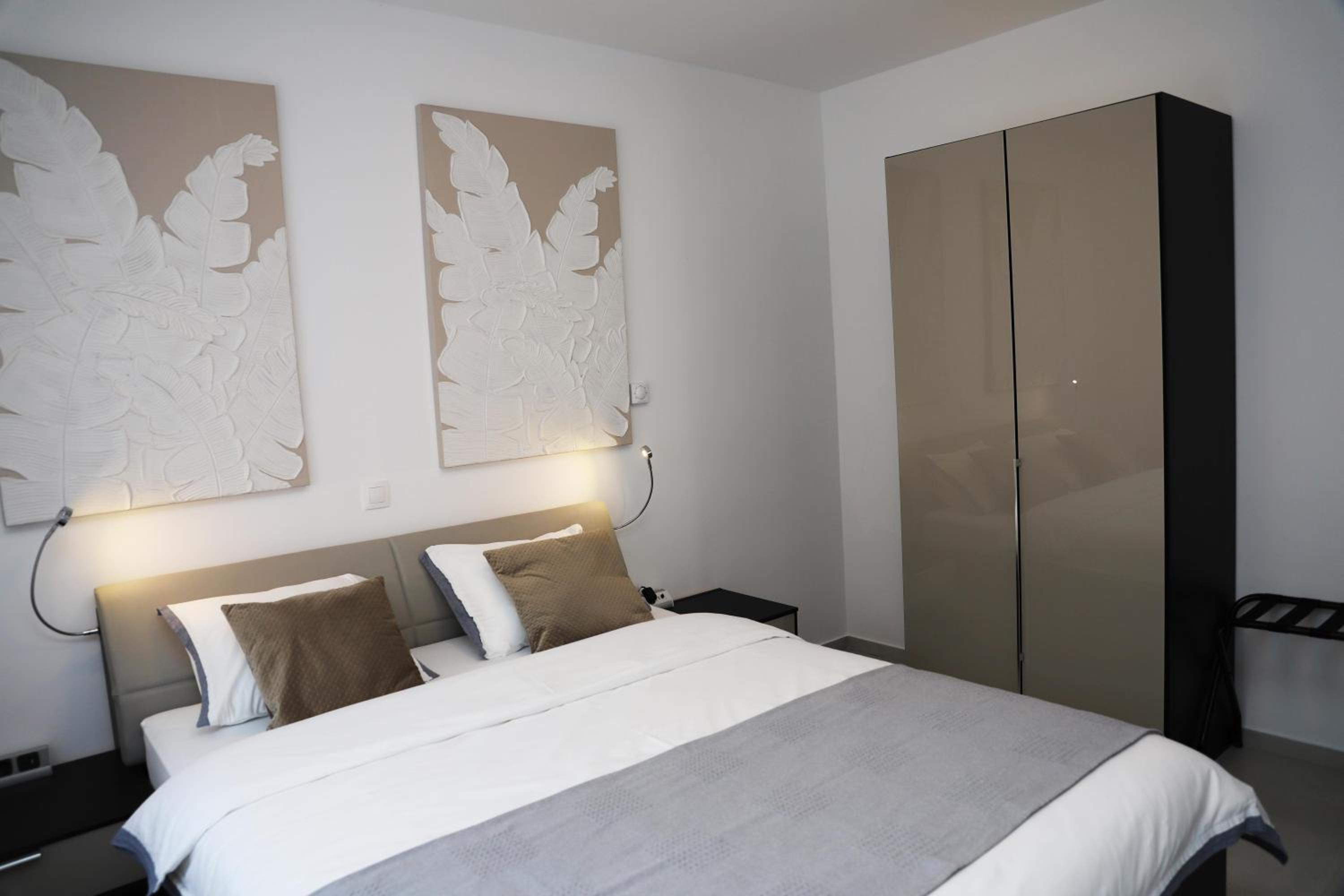 Dalma Pro Apartments - Cozy Studio & Spacious One-Bedroom Apartment - Self Check-in