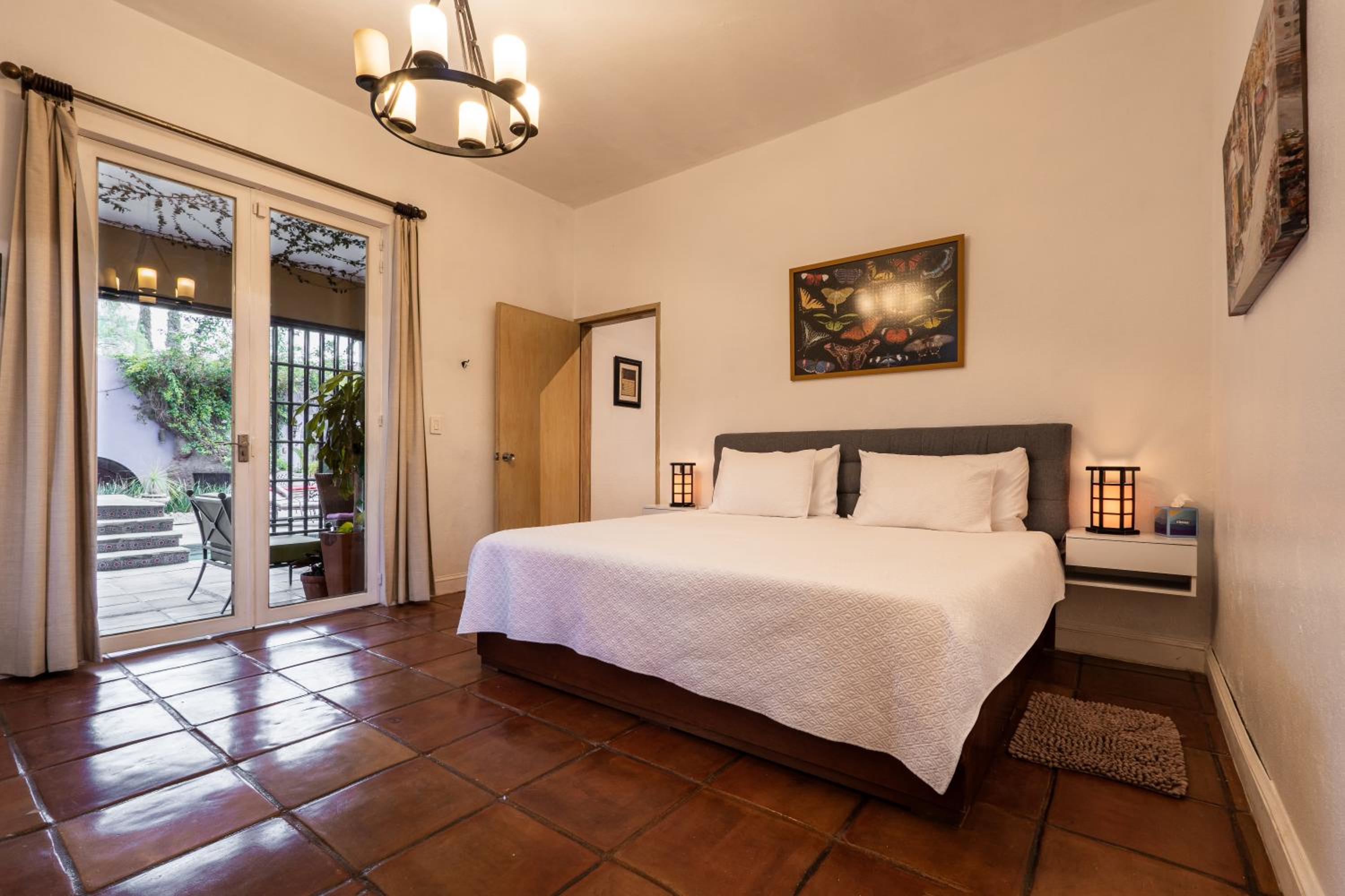 Casa Feliz Jacuzzis Alberca Gimnacio Vapor PingPong Billar Cuarto de Video