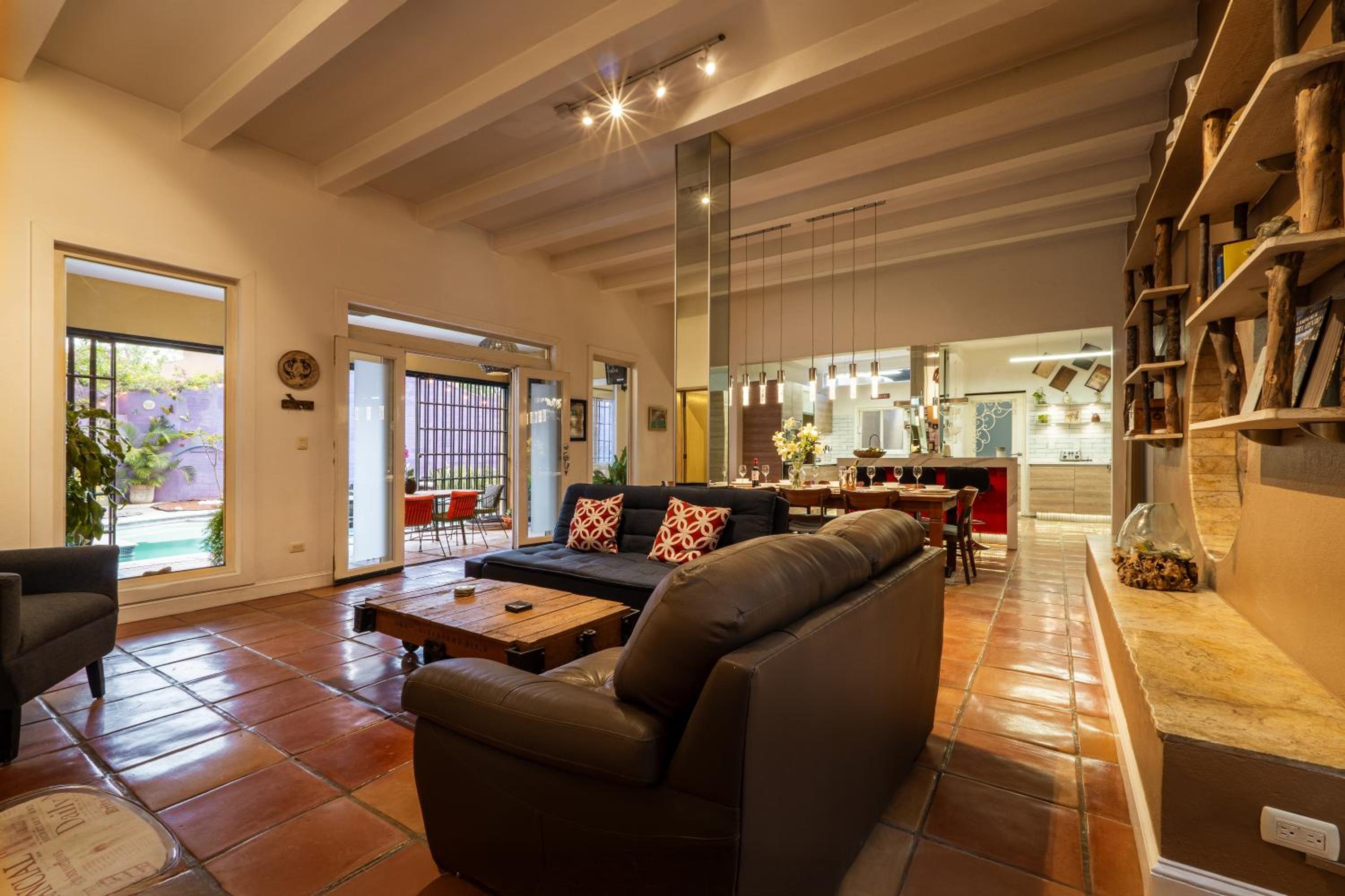 Casa Feliz Jacuzzis Alberca Gimnacio Vapor PingPong Billar Cuarto de Video