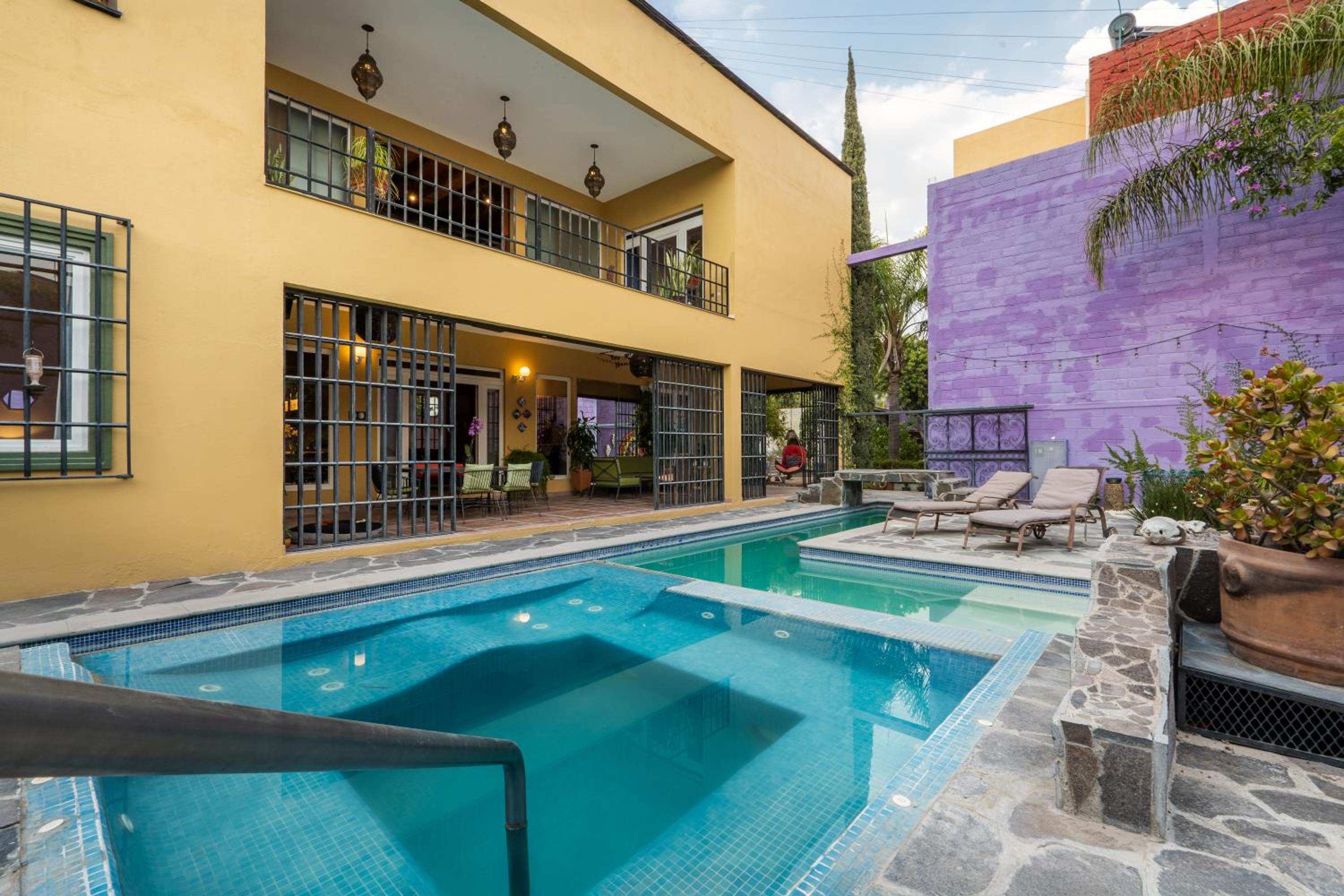 Casa Feliz Jacuzzis Alberca Gimnacio Vapor PingPong Billar Cuarto de Video