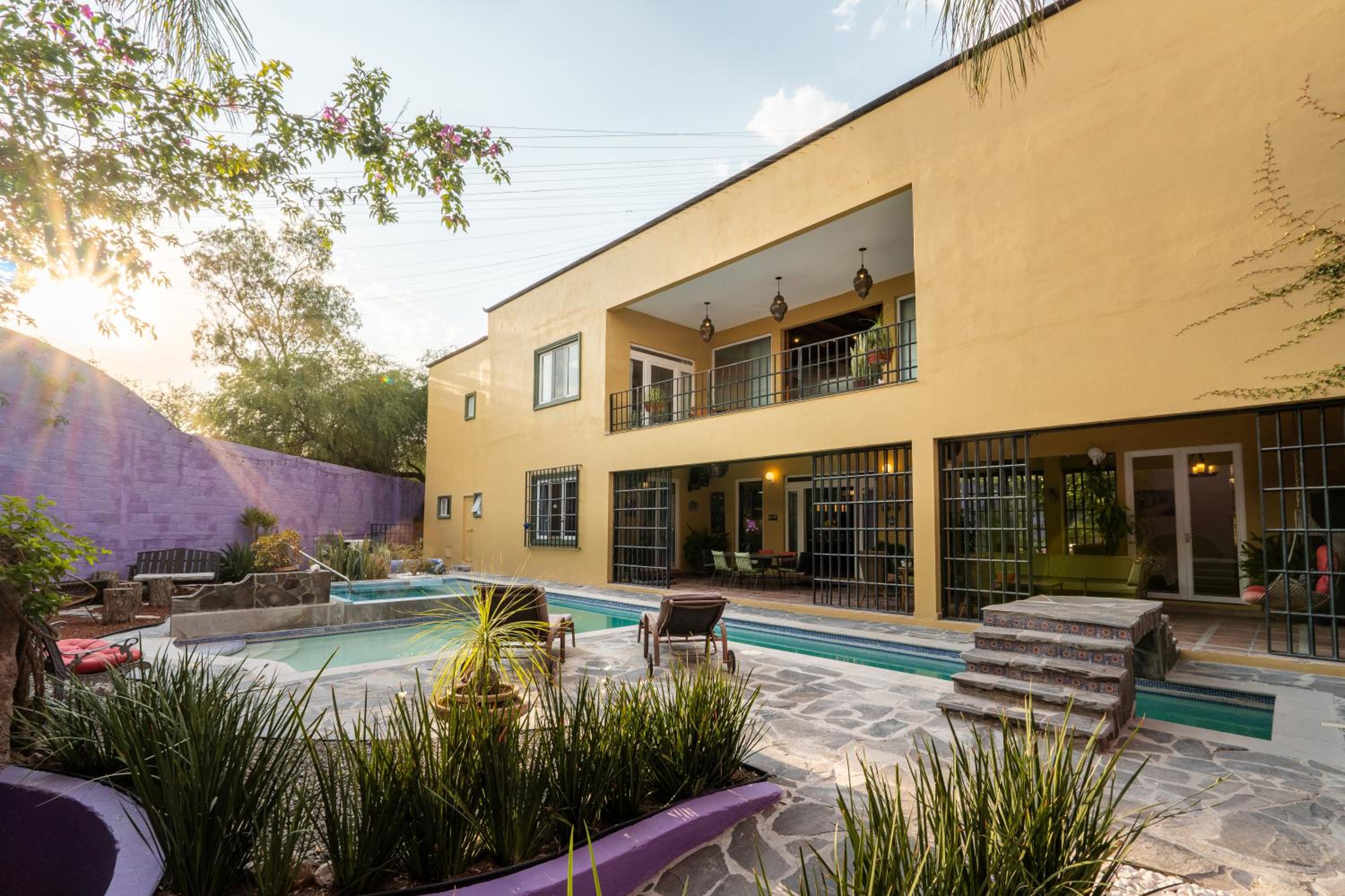 Casa Feliz Jacuzzis Alberca Gimnacio Vapor PingPong Billar Cuarto de Video