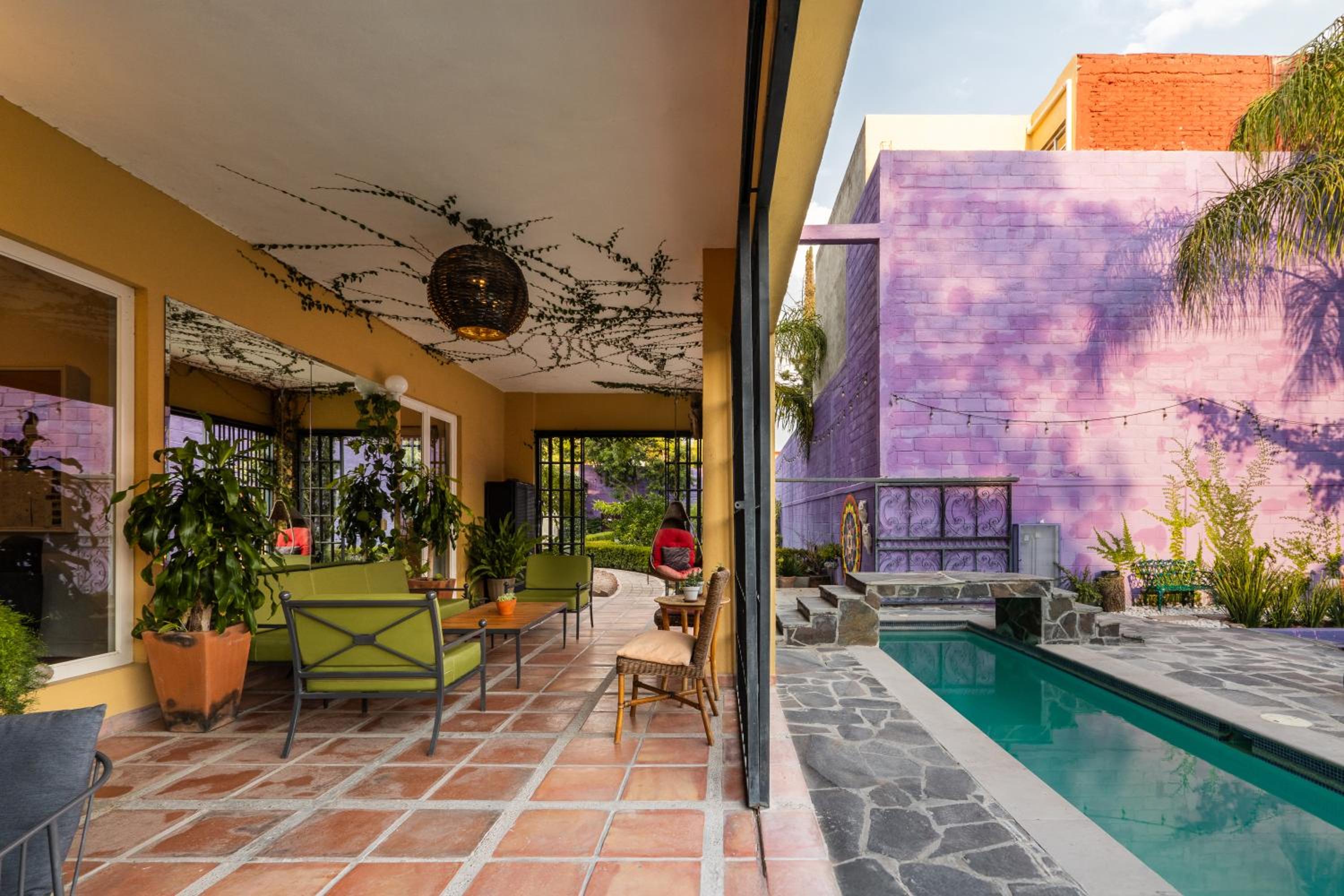 Casa Feliz Jacuzzis Alberca Gimnacio Vapor PingPong Billar Cuarto de Video