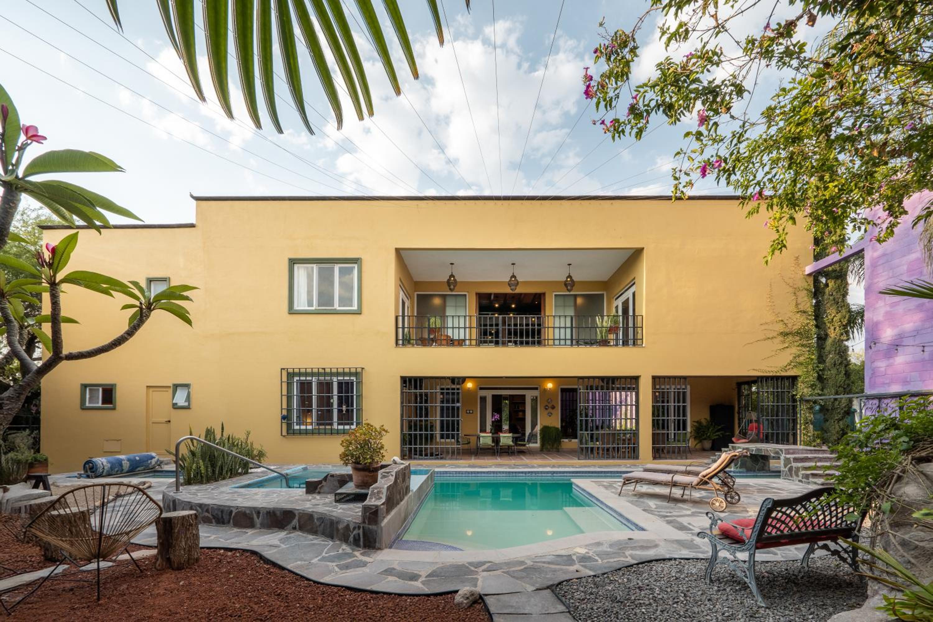 Casa Feliz Jacuzzis Alberca Gimnacio Vapor PingPong Billar Cuarto de Video