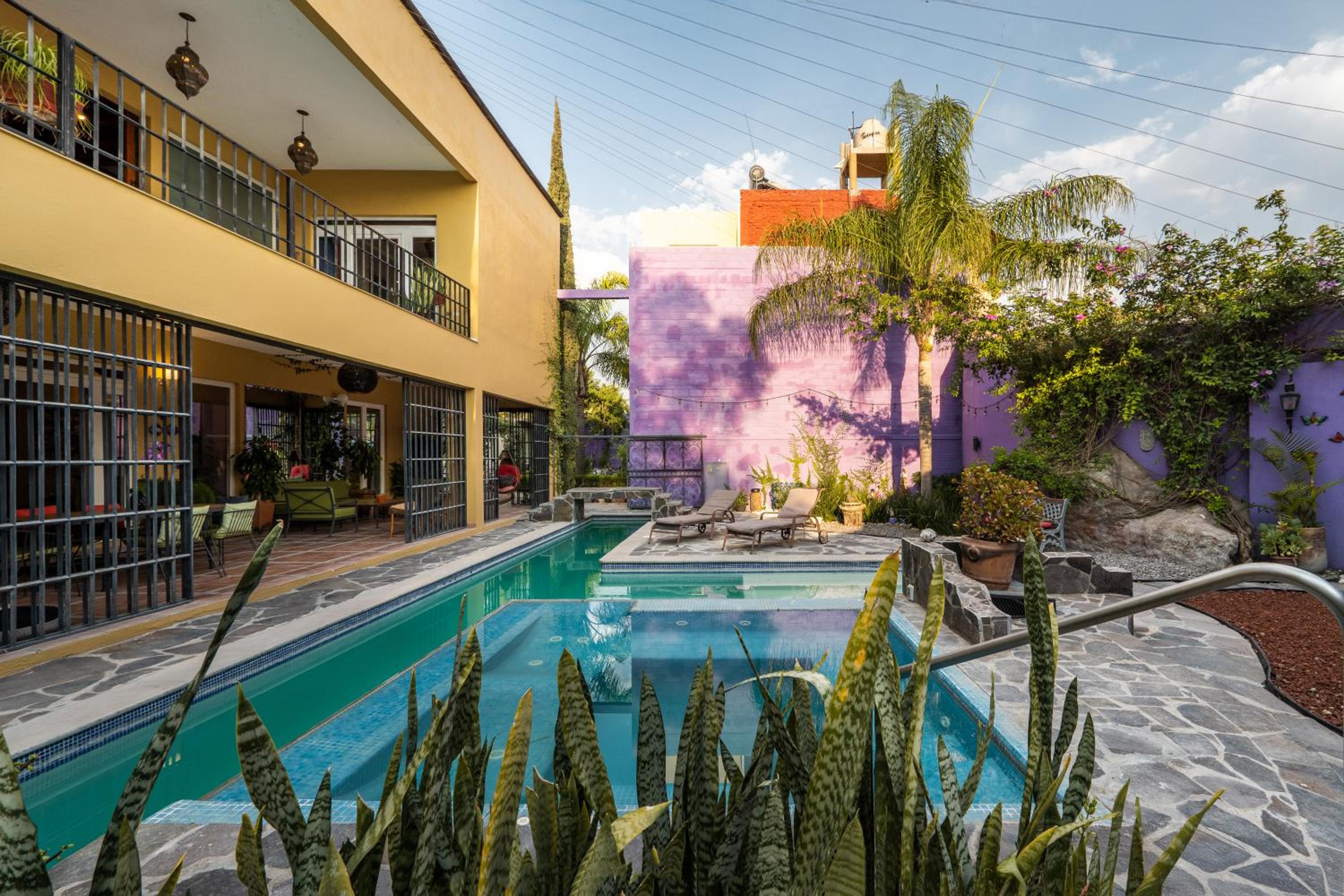 Casa Feliz Jacuzzis Alberca Gimnacio Vapor PingPong Billar Cuarto de Video