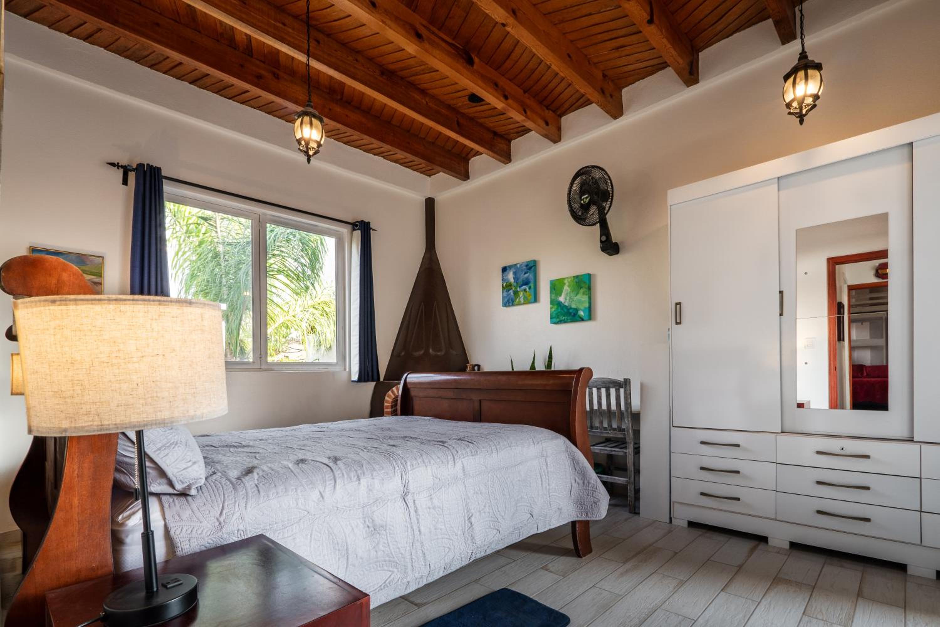 Casa Feliz Jacuzzis Alberca Gimnacio Vapor PingPong Billar Cuarto de Video