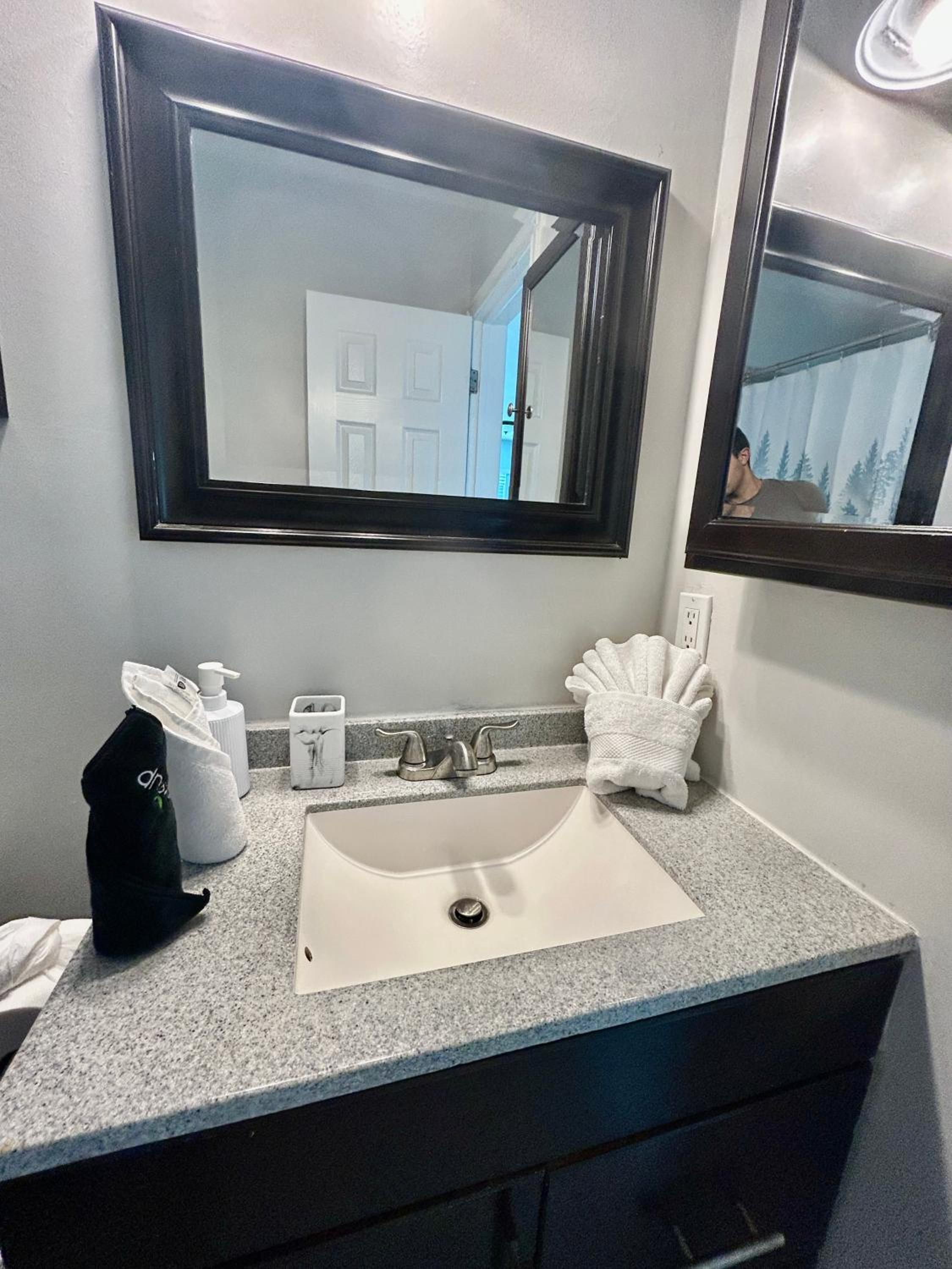 2 min walk to beach & free parking Lauderdale 21-1