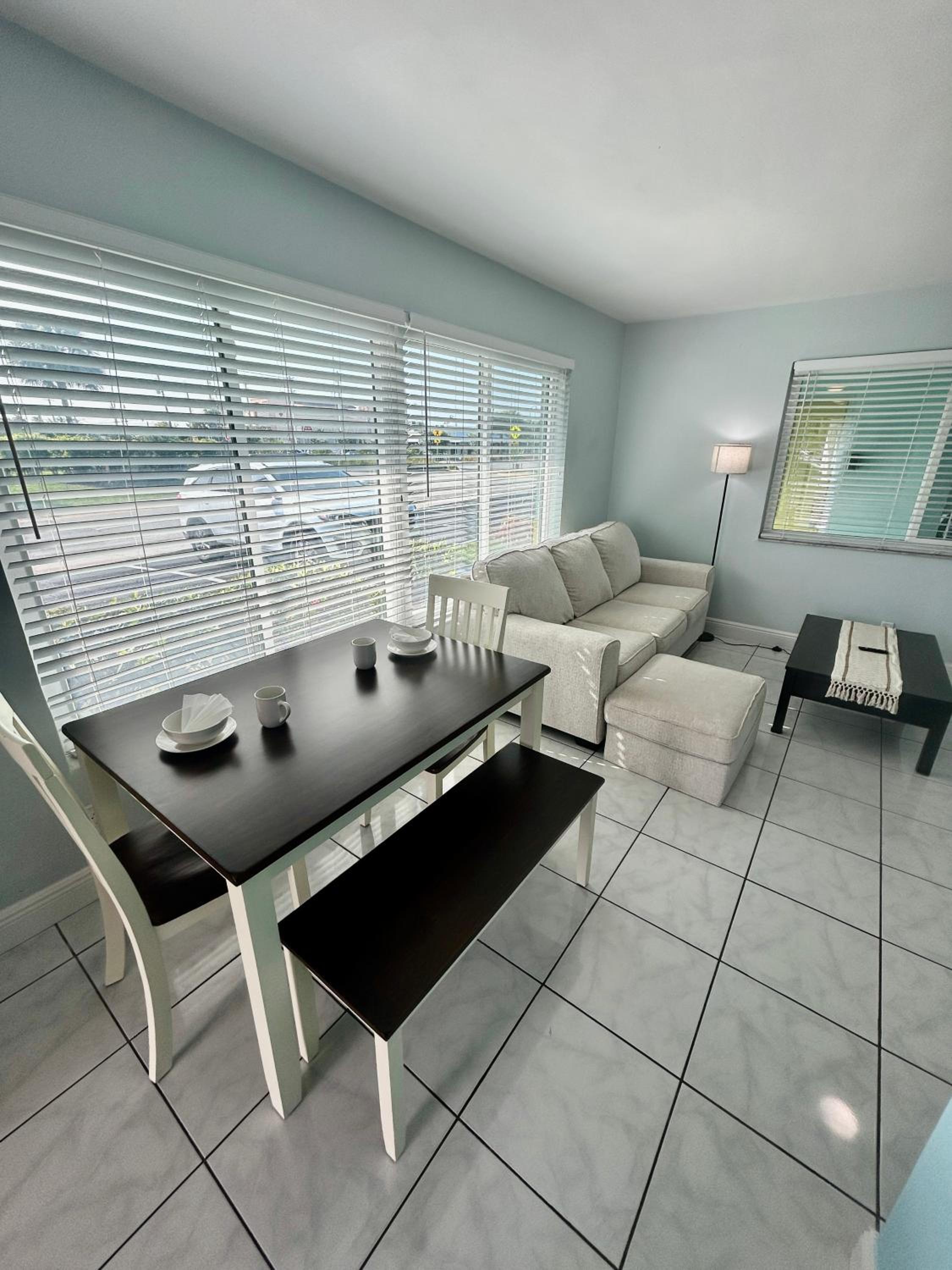 2 min walk to beach & free parking Lauderdale 21-1