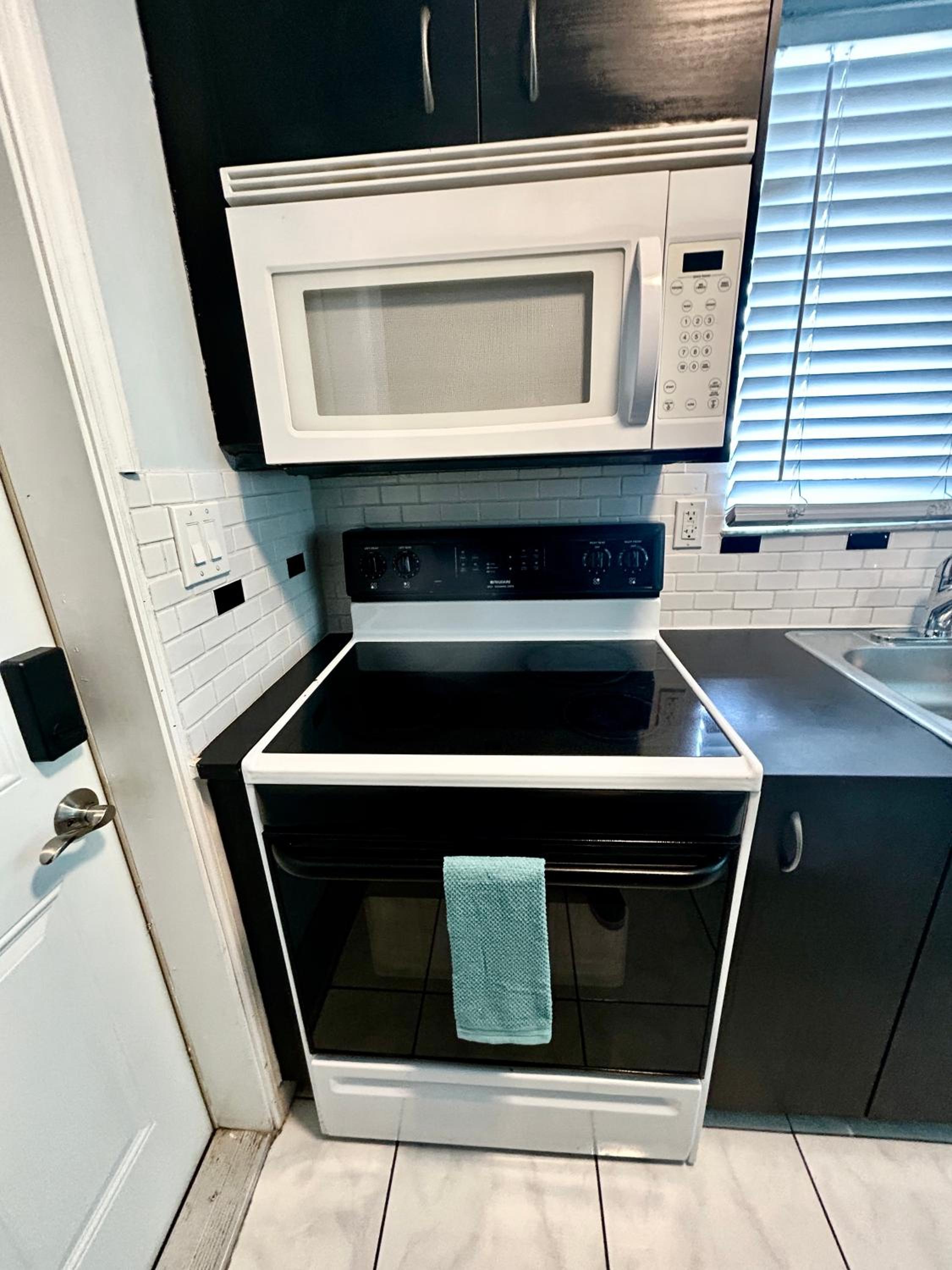 2 min walk to beach & free parking Lauderdale 21-1